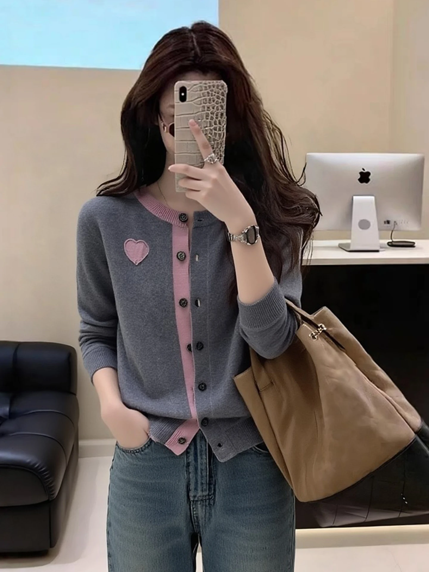Fashionable Single-Button Color Block Knitted Cardigan Long Sleeve Soft Cozy Base Layer Women's Outerwear Spring Autumn Winter
Fashionable Single-Button Color Block Knitted Cardigan Long Sleeve Soft Cozy Base Layer Women's Outerwear Spring Autumn Winter