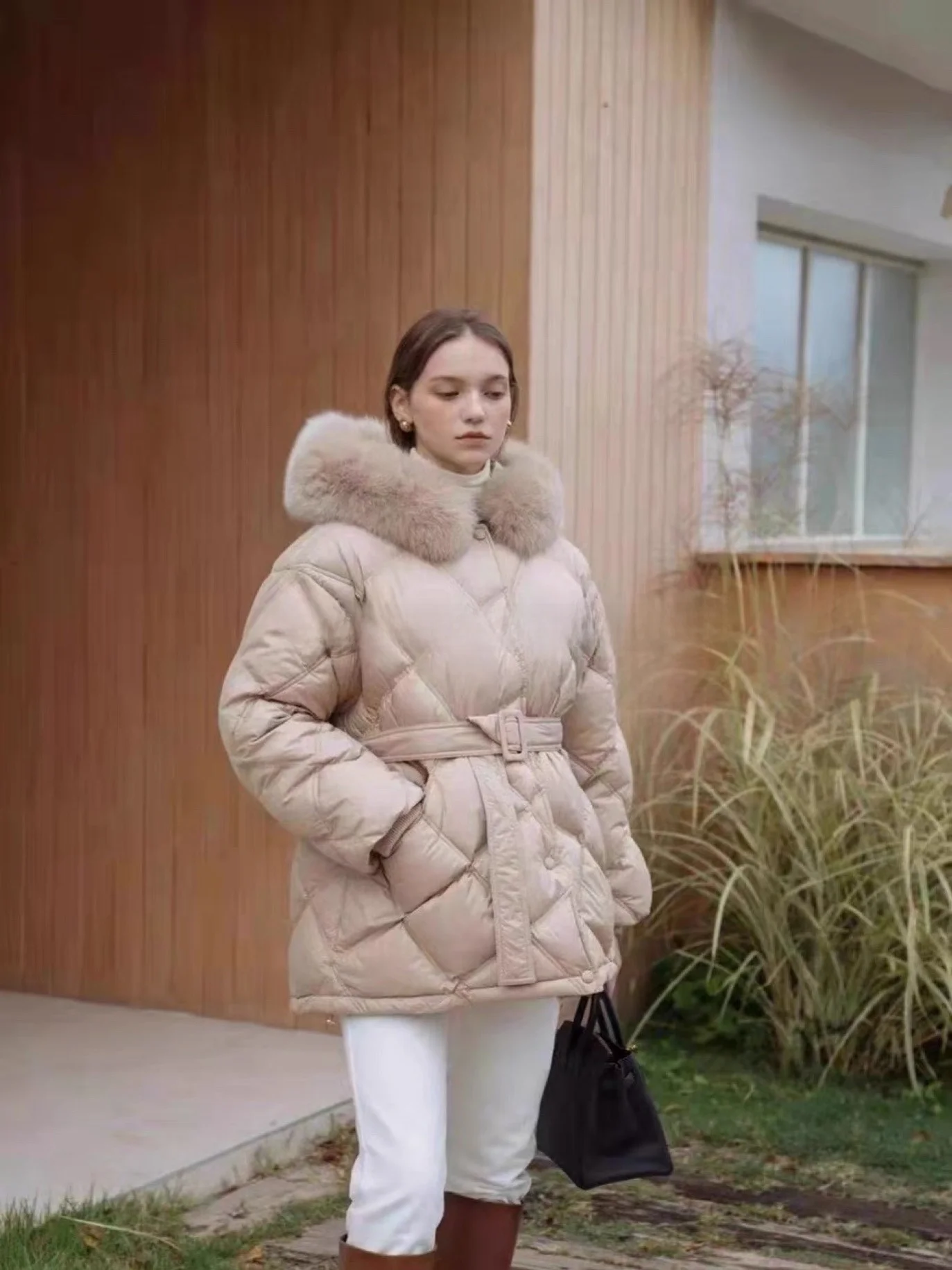 Candy Miss Dongdaemun Large Fur Collar Waist-Cinching Diamond Quilted down Jacket Women's Fashion Commute Style Thickened...
Candy Miss Dongdaemun Large Fur Collar Waist-Cinching Diamond Quilted down Jacket Women's Fashion Commute Style Thickened...