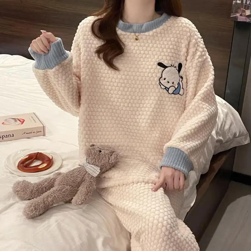 2025 женские осенне-зимние новые модные удобные теплые пижамы с круглым вырезом, милый мультяшный страшный утепленный плюшевый свободный комплект домашней одежды
2025 женские осенне-зимние новые модные удобные теплые пижамы с круглым вырезом, милый мультяшный страшный утепленный плюшевый свободный комплект домашней одежды