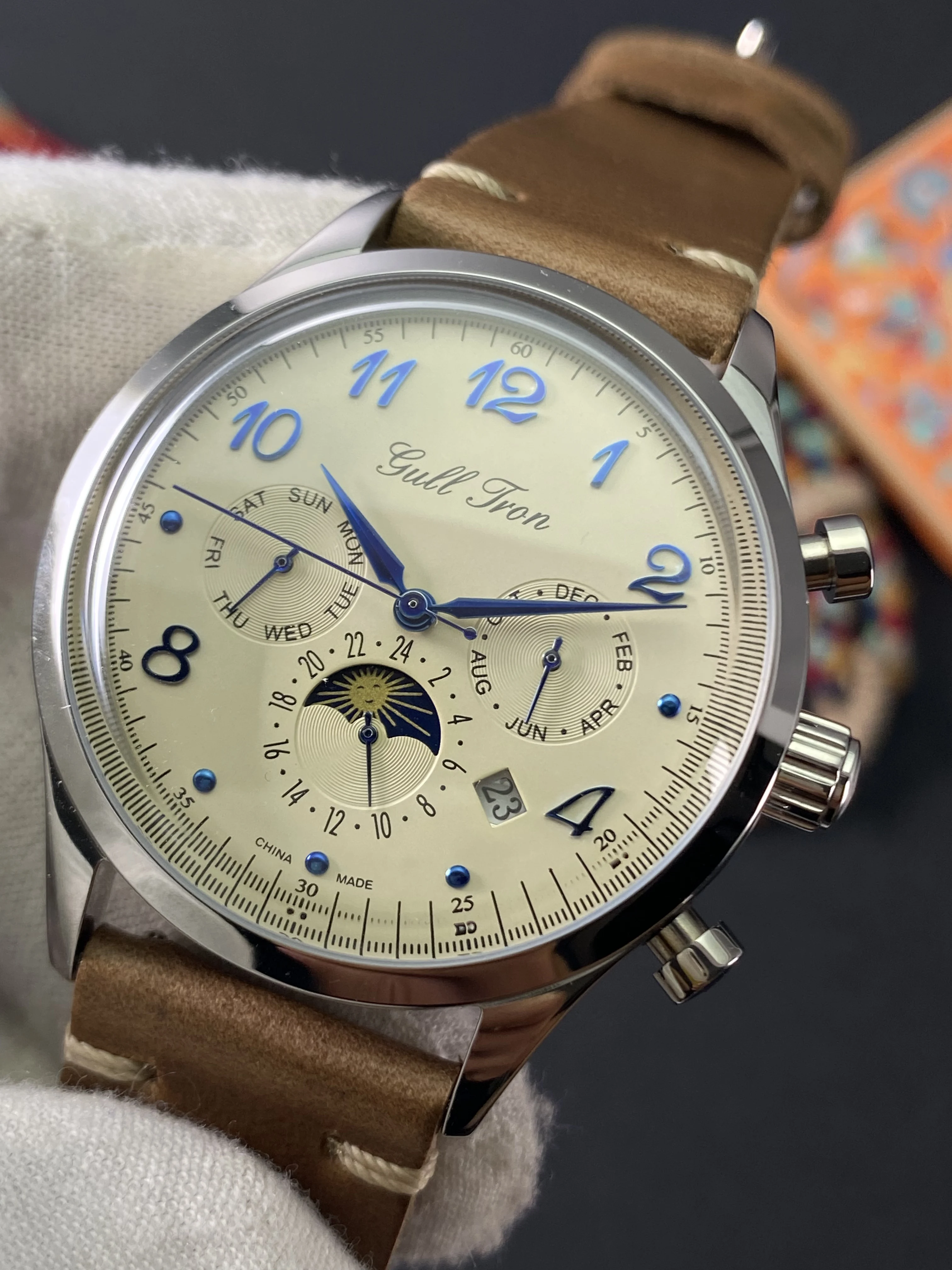 Retro multifunctional automatic mechanical men's watch with seagull movement, fashionable 38MM ivory yellow
Retro multifunctional automatic mechanical men's watch with seagull movement, fashionable 38MM ivory yellow
