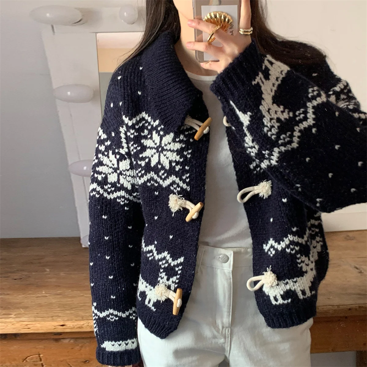 Рождественский жаккардовый вязаный свитер с оленями, кардиган для женщин, корейская мода, винтажный трикотаж с большими лацканами и рогами на пуговицах, верхняя одежда
Рождественский жаккардовый вязаный свитер с оленями, кардиган для женщин, корейская мода, винтажный трикотаж с большими лацканами и рогами на пуговицах, верхняя одежда