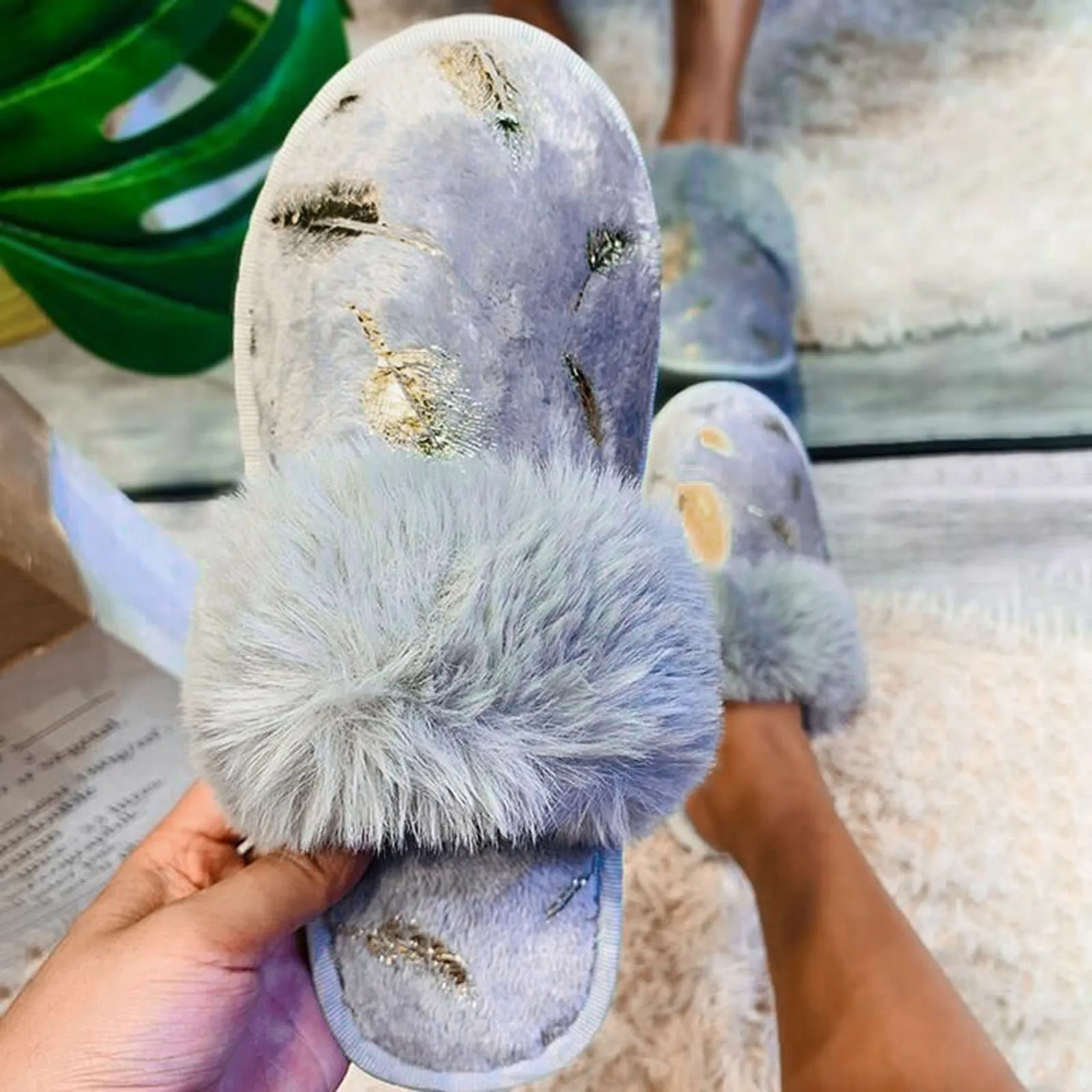 Bronzing Printing Flat Slippers Baotou Casual Hairy Women's Slippers Women Winter Warm Plush Flip Flops Cotton Indoor Home Shoes
Bronzing Printing Flat Slippers Baotou Casual Hairy Women's Slippers Women Winter Warm Plush Flip Flops Cotton Indoor Home Shoes