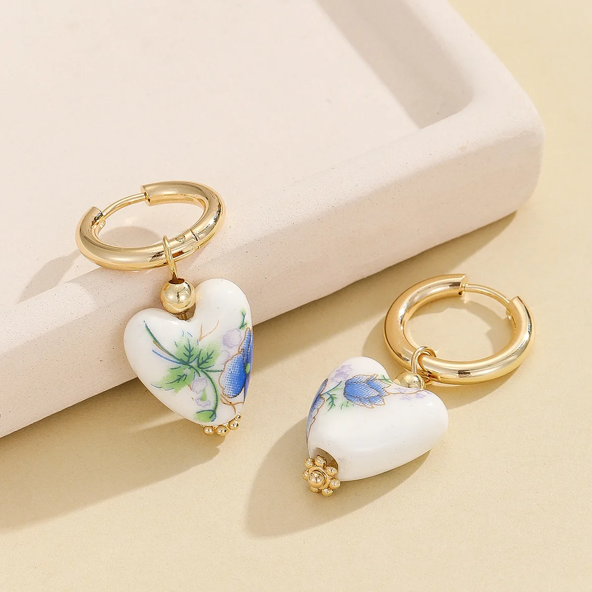 Fashion White Porcelain Printing Heart Drop Earring for Women Gold Plated Small Round Circle Hoop Earrings Charm Jewelry Bijoux
Fashion White Porcelain Printing Heart Drop Earring for Women Gold Plated Small Round Circle Hoop Earrings Charm Jewelry Bijoux