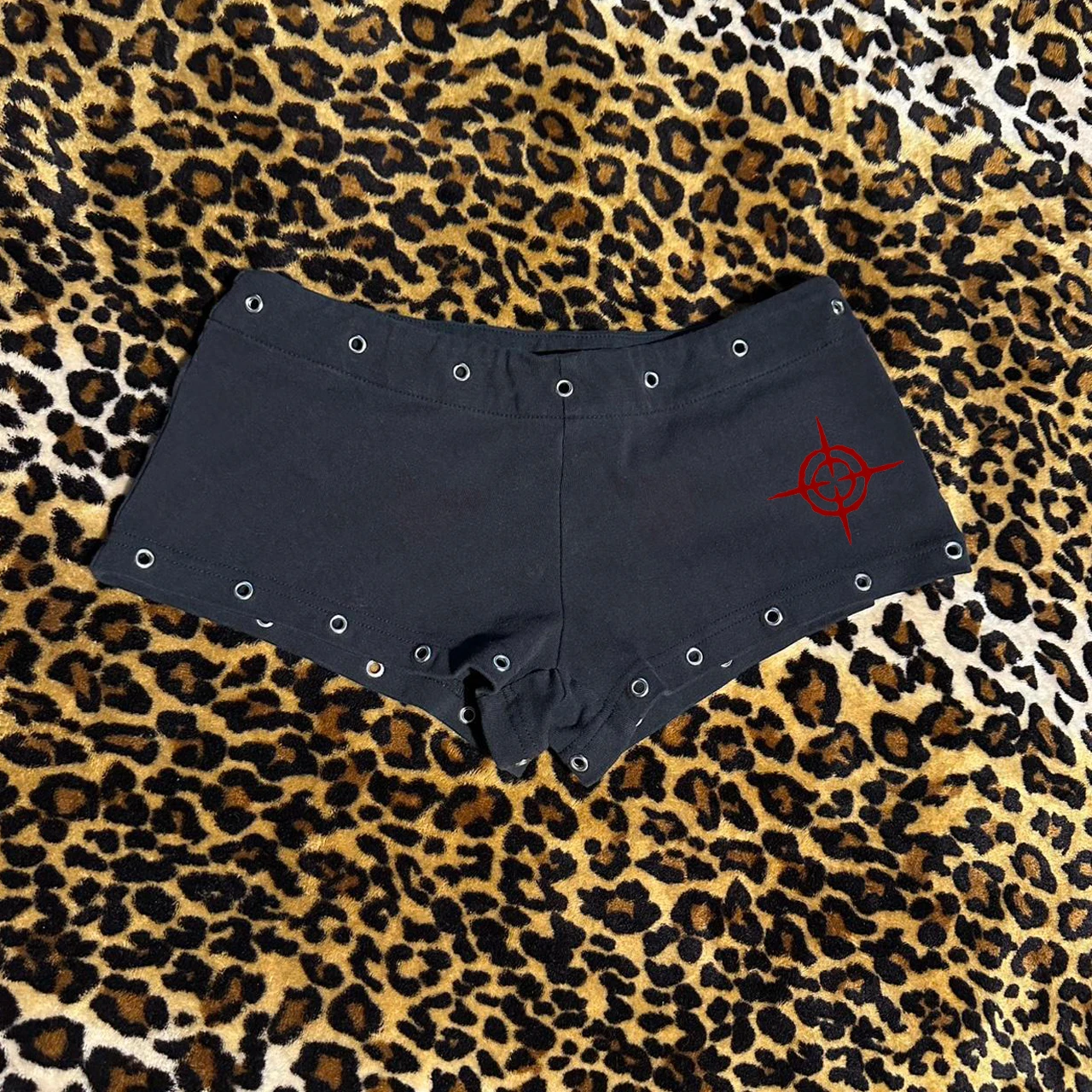 Gothic garbage rock American fashion Y2K shorts rivet design hip-hop fashion pattern print street wear punk hot pants retro emo
Gothic garbage rock American fashion Y2K shorts rivet design hip-hop fashion pattern print street wear punk hot pants retro emo