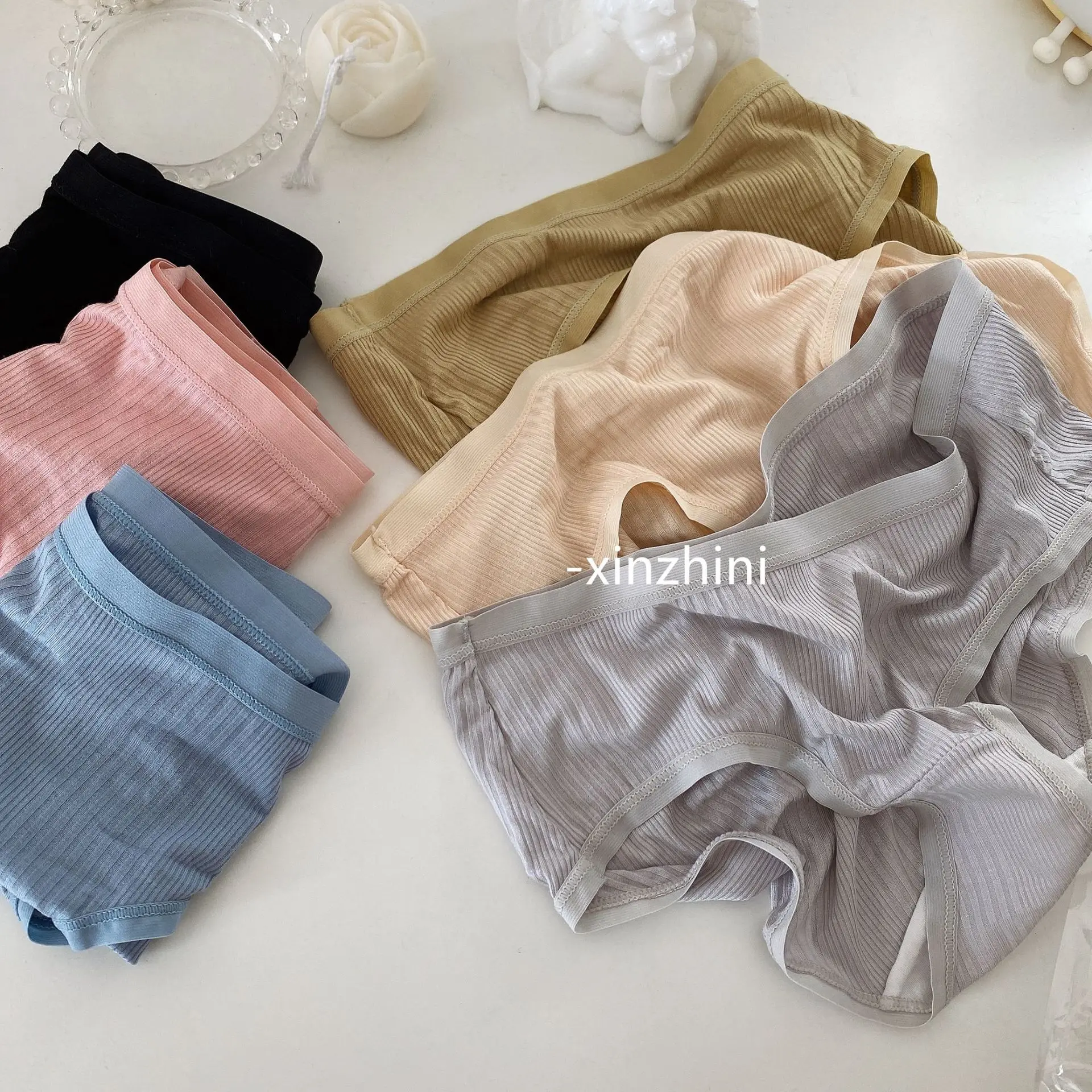 2022 Japanese Modal Underwear Women's Cotton Seamless Simple Solid Color Girl Briefs Women Mid Waist Physiological Pants
2022 Japanese Modal Underwear Women's Cotton Seamless Simple Solid Color Girl Briefs Women Mid Waist Physiological Pants