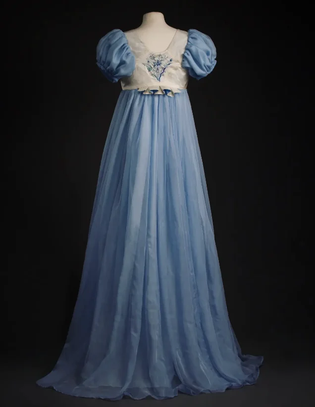 Голубое тюлевое платье в средневековом стиле с серебряными украшениями для королевского двора, Хэллоуина, Рождества
Голубое тюлевое платье в средневековом стиле с серебряными украшениями для королевского двора, Хэллоуина, Рождества