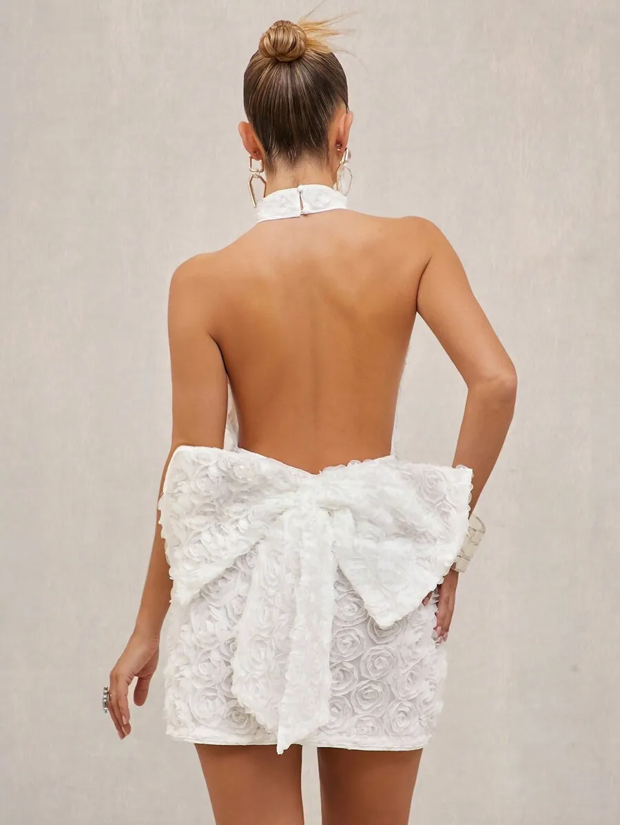 Белое мини-платье с 3D цветочным принтом, открытой спиной, завязками на шее и бантом
Белое мини-платье с 3D цветочным принтом, открытой спиной, завязками на шее и бантом