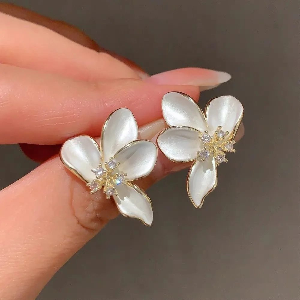 Cute White Flower Stud Earrings For Women Girls 2025 New Charming Elegant Pendientes
Cute White Flower Stud Earrings For Women Girls 2025 New Charming Elegant Pendientes