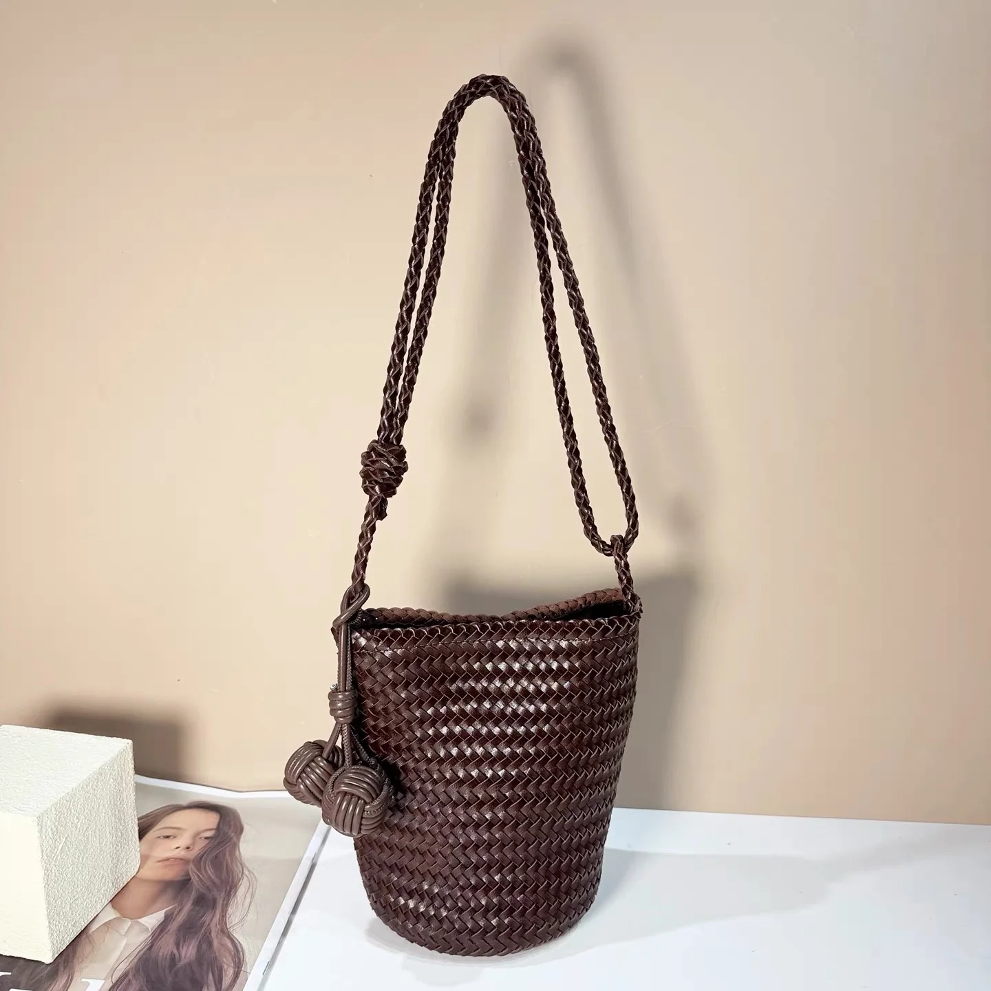 Handwoven Texture Bucket Bag Women's New 2026 Single Shoulder Crossbody Beach Bag Original Design Style Pure Color Magnetic B...
Handwoven Texture Bucket Bag Women's New 2026 Single Shoulder Crossbody Beach Bag Original Design Style Pure Color Magnetic B...