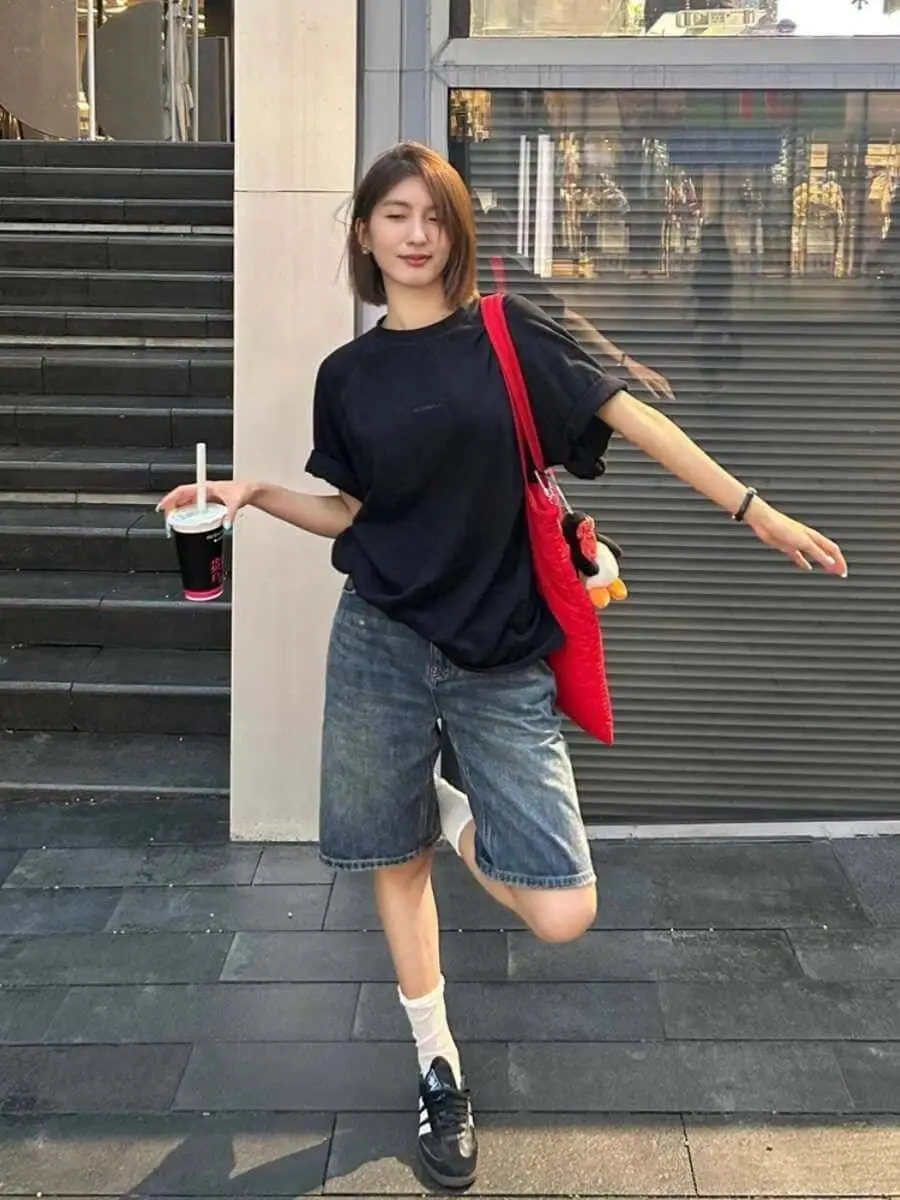Women Vintage Washed High Waist Bermuda Denim Shorts Loose Baggy Knee Length Jean Shorts Retro Distressed
Women Vintage Washed High Waist Bermuda Denim Shorts Loose Baggy Knee Length Jean Shorts Retro Distressed
