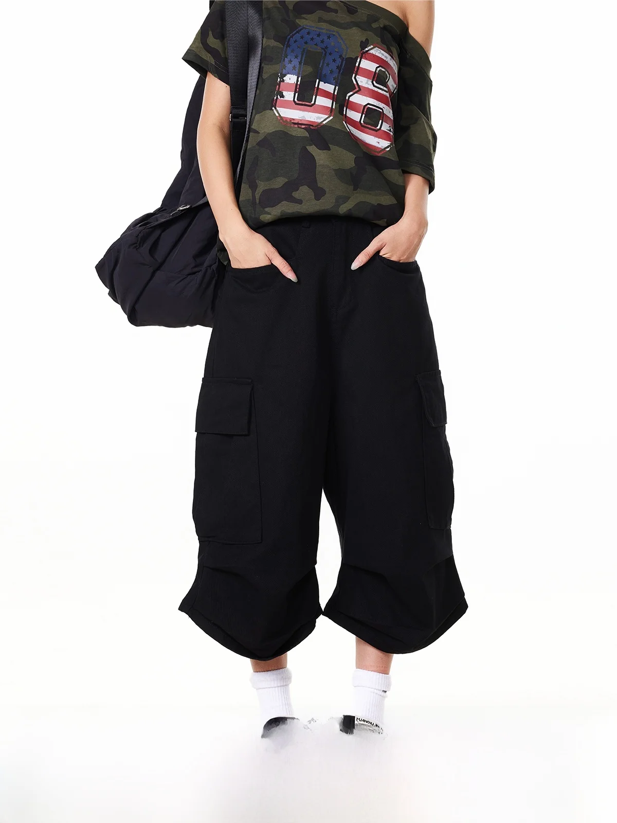 YOOTDS American Retro Multi-ket Workwear orts Loose Wide Leg Casual Pants for Men And Women Autumn Season
YOOTDS American Retro Multi-ket Workwear orts Loose Wide Leg Casual Pants for Men And Women Autumn Season