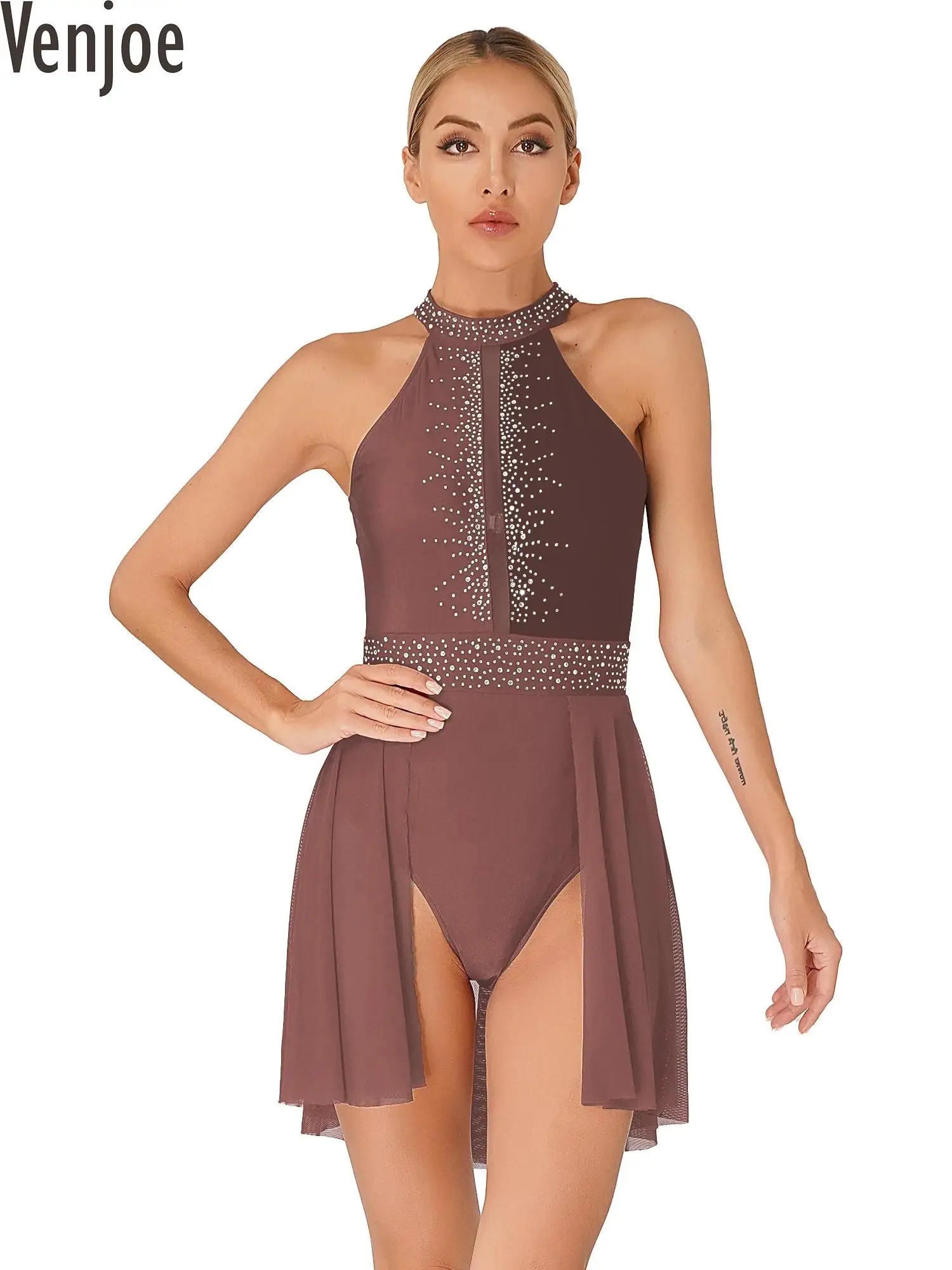 Женское блестящее женское платье с открытой спиной
Женское блестящее женское платье с открытой спиной