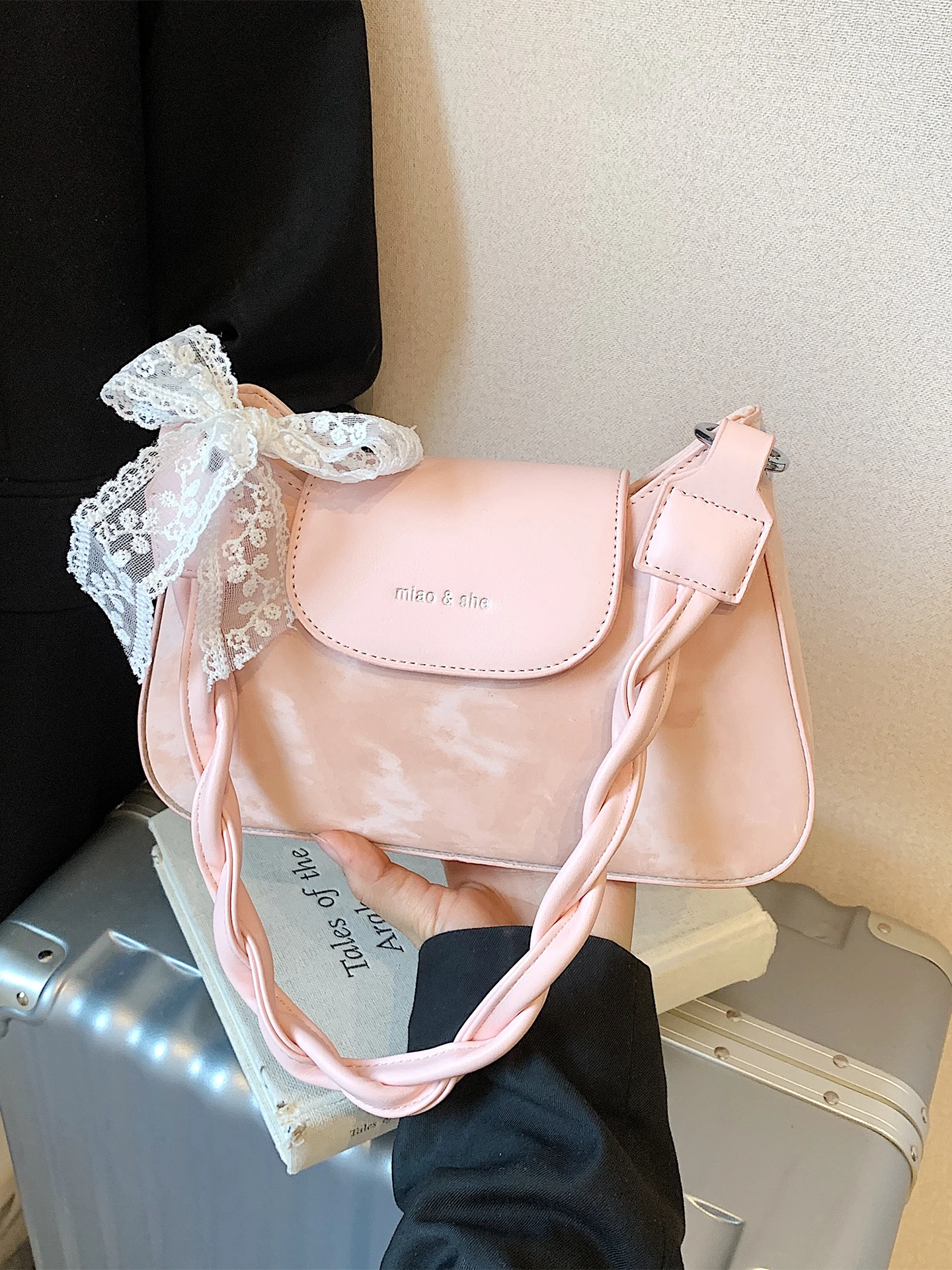 Fashionable Silver Shoulder Bag Women's Crossbody Bag Commuter Style Soft Handbag Casual Simple Style Compact Size
Fashionable Silver Shoulder Bag Women's Crossbody Bag Commuter Style Soft Handbag Casual Simple Style Compact Size