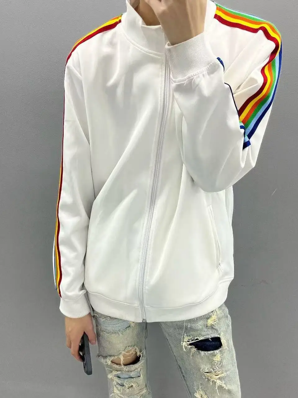 Повседневная верхняя одежда с воротником-стойкой в радужную полоску для мужчин и женщин, весна-осень, модная брендовая одежда ручной работы, летняя новинка
Повседневная верхняя одежда с воротником-стойкой в радужную полоску для мужчин и женщин, весна-осень, модная брендовая одежда ручной работы, летняя новинка