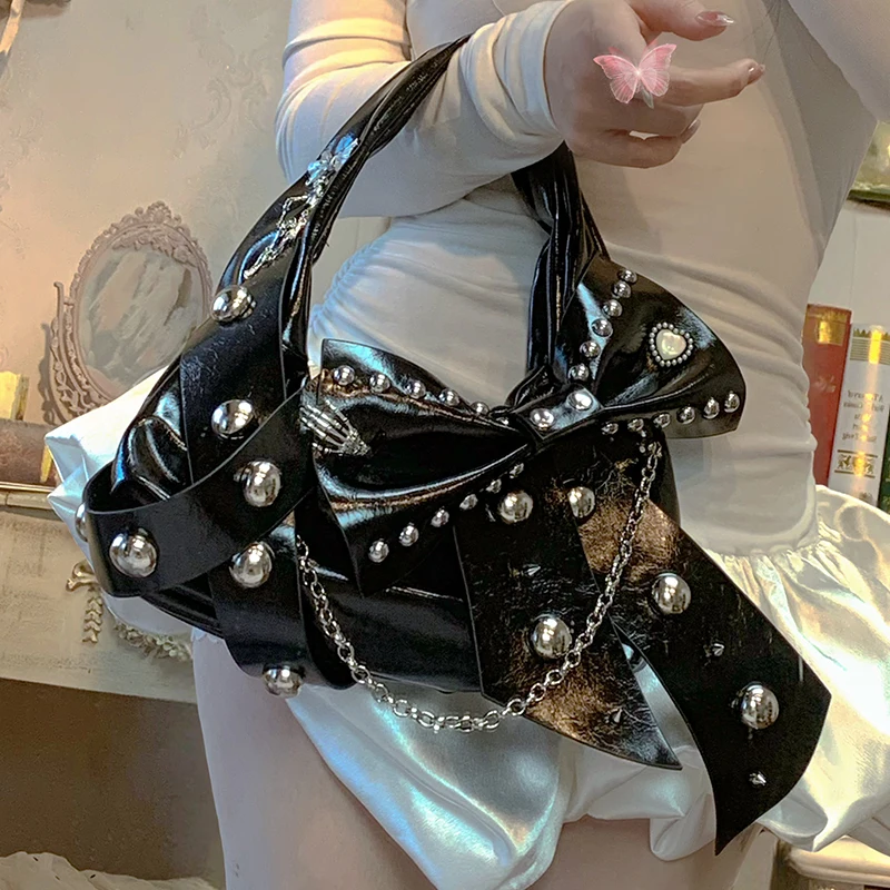 Оригинальная сумка в американском стиле с галстуком-бабочкой и металлическими заклепками на цепочке с индивидуальным ощущением, модные сумки на одно плечо для женщин 
Оригинальная сумка в американском стиле с галстуком-бабочкой и металлическими заклепками на цепочке с индивидуальным ощущением, модные сумки на одно плечо для женщин