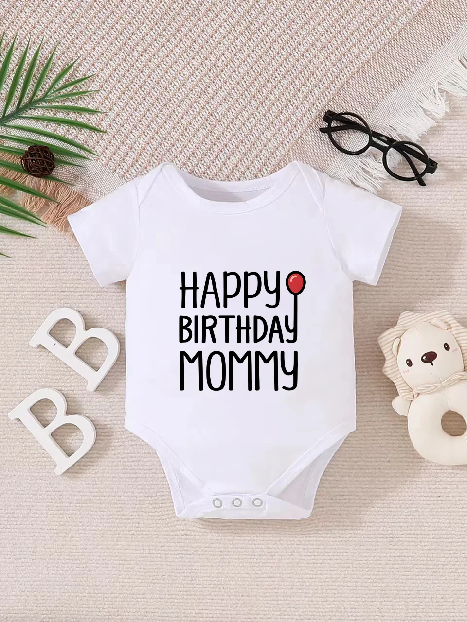Playful letter-printed baby short-sleeve triangle bodysuit. Button closure for easy dressing, machine washable
Playful letter-printed baby short-sleeve triangle bodysuit. Button closure for easy dressing, machine washable