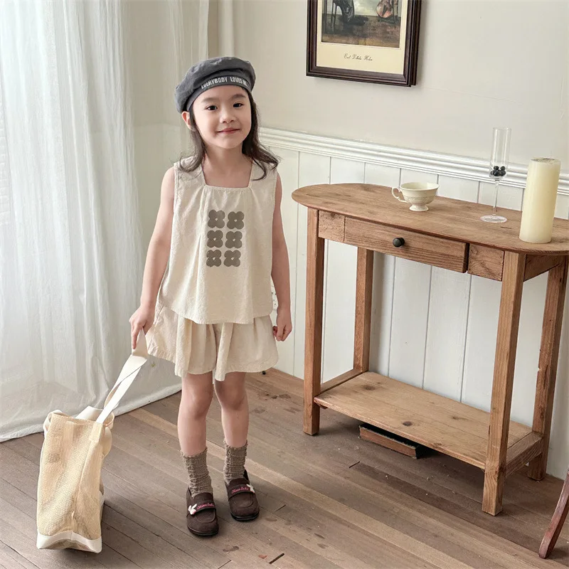 Children's spring new Korean version set two-piece set of girls' sleeveless shirt + culottes
Children's spring new Korean version set two-piece set of girls' sleeveless shirt + culottes