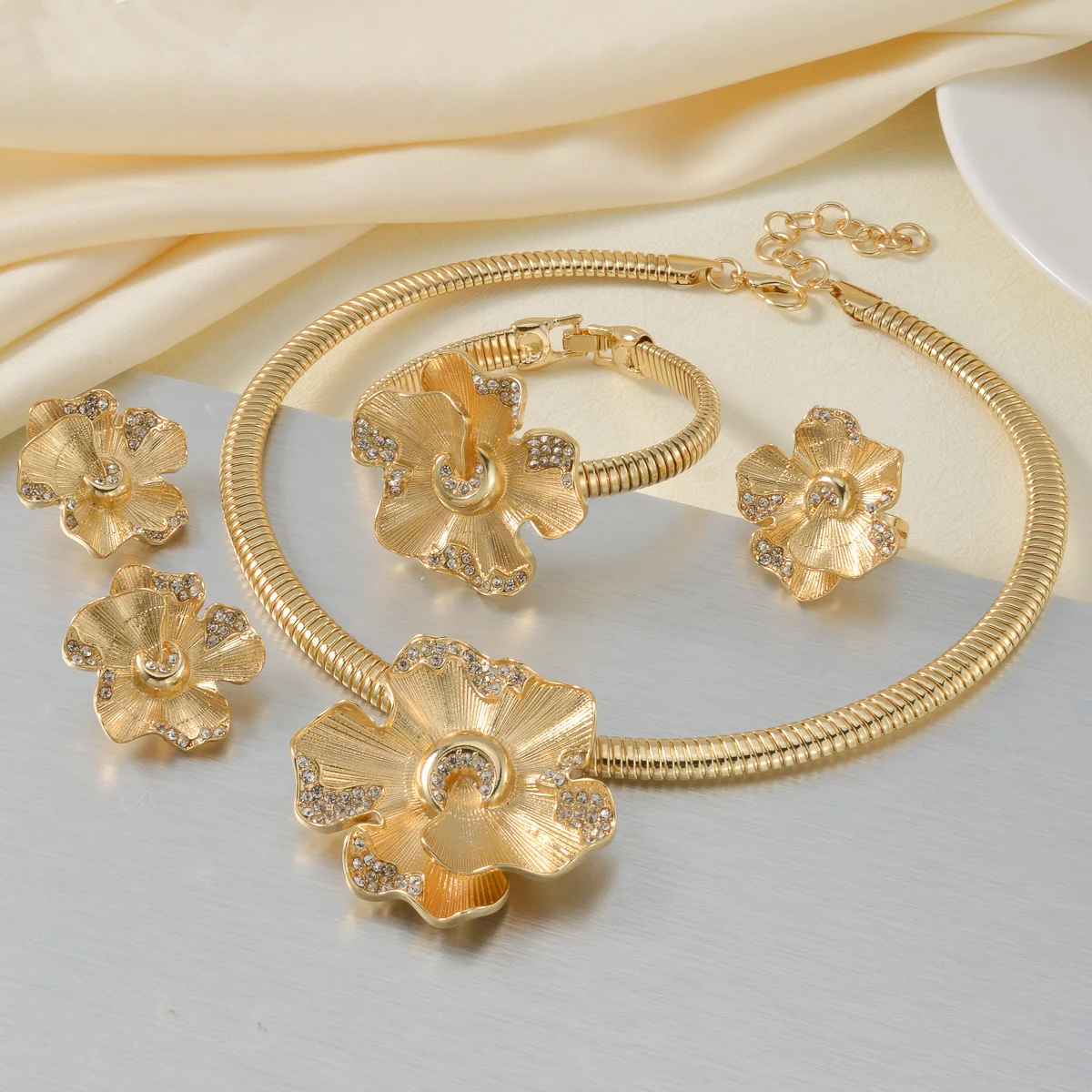 Large Flower Rhinestone Inlaid Gold Jewelry Set Snake Choker Hinge Bangle Earring Bridal Wedding Party Women Gift Accessories
Large Flower Rhinestone Inlaid Gold Jewelry Set Snake Choker Hinge Bangle Earring Bridal Wedding Party Women Gift Accessories