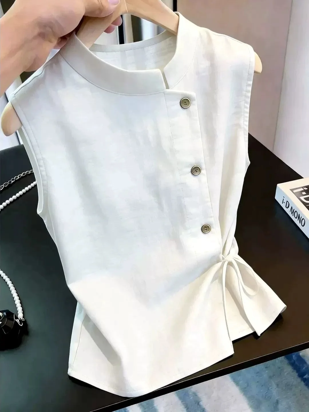 Minimalist Style Color Sleeveless Base Shirt Single Button Design Casual Summer Women's Top Versatile Tank Vest
Minimalist Style Color Sleeveless Base Shirt Single Button Design Casual Summer Women's Top Versatile Tank Vest
