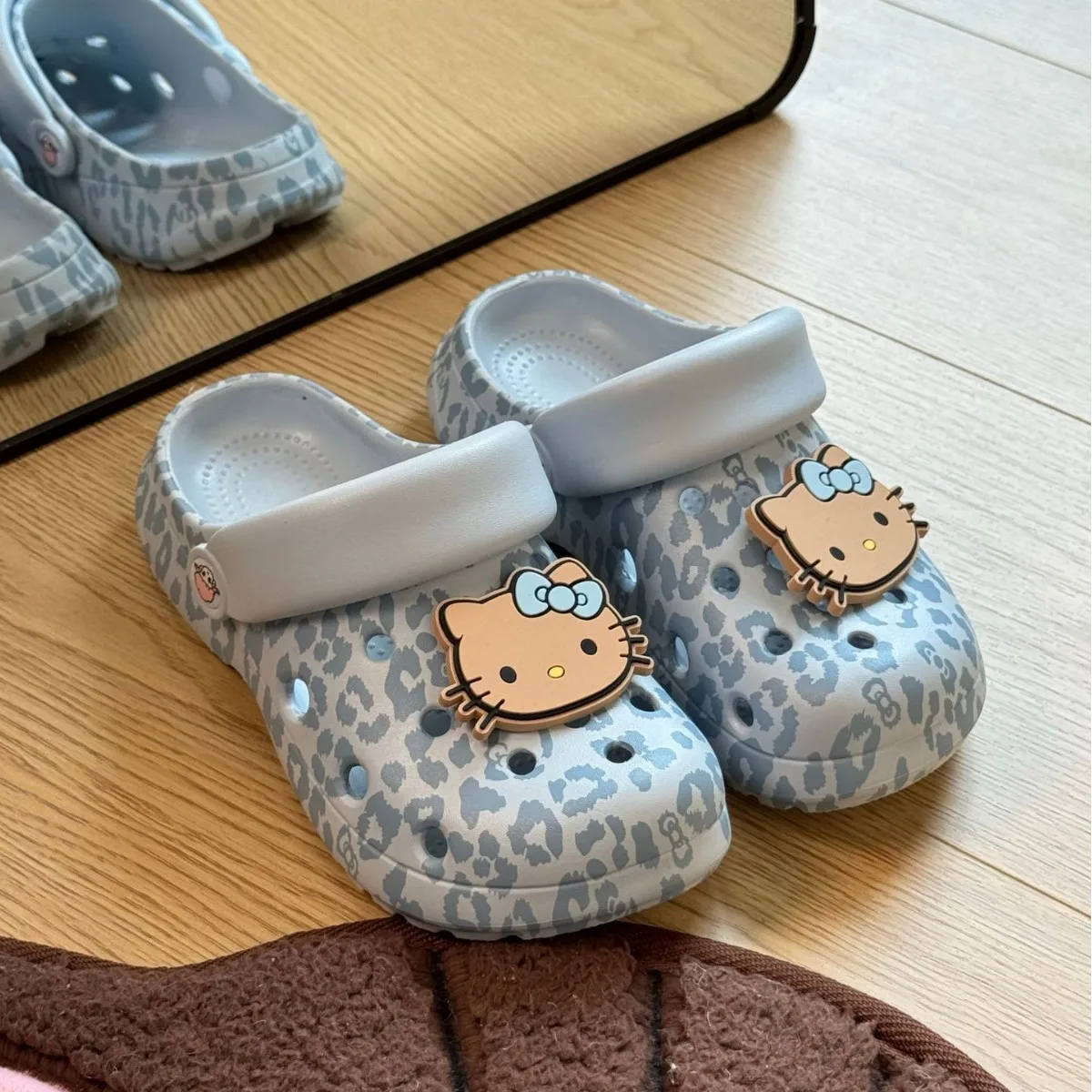 Cartoon New Sanrio Women Slippers Hello Kitty Slippers Female Leopard Print Outdoor Thick Bottom Eva Non-Slip Soft Cute Sandals
Cartoon New Sanrio Women Slippers Hello Kitty Slippers Female Leopard Print Outdoor Thick Bottom Eva Non-Slip Soft Cute Sandals