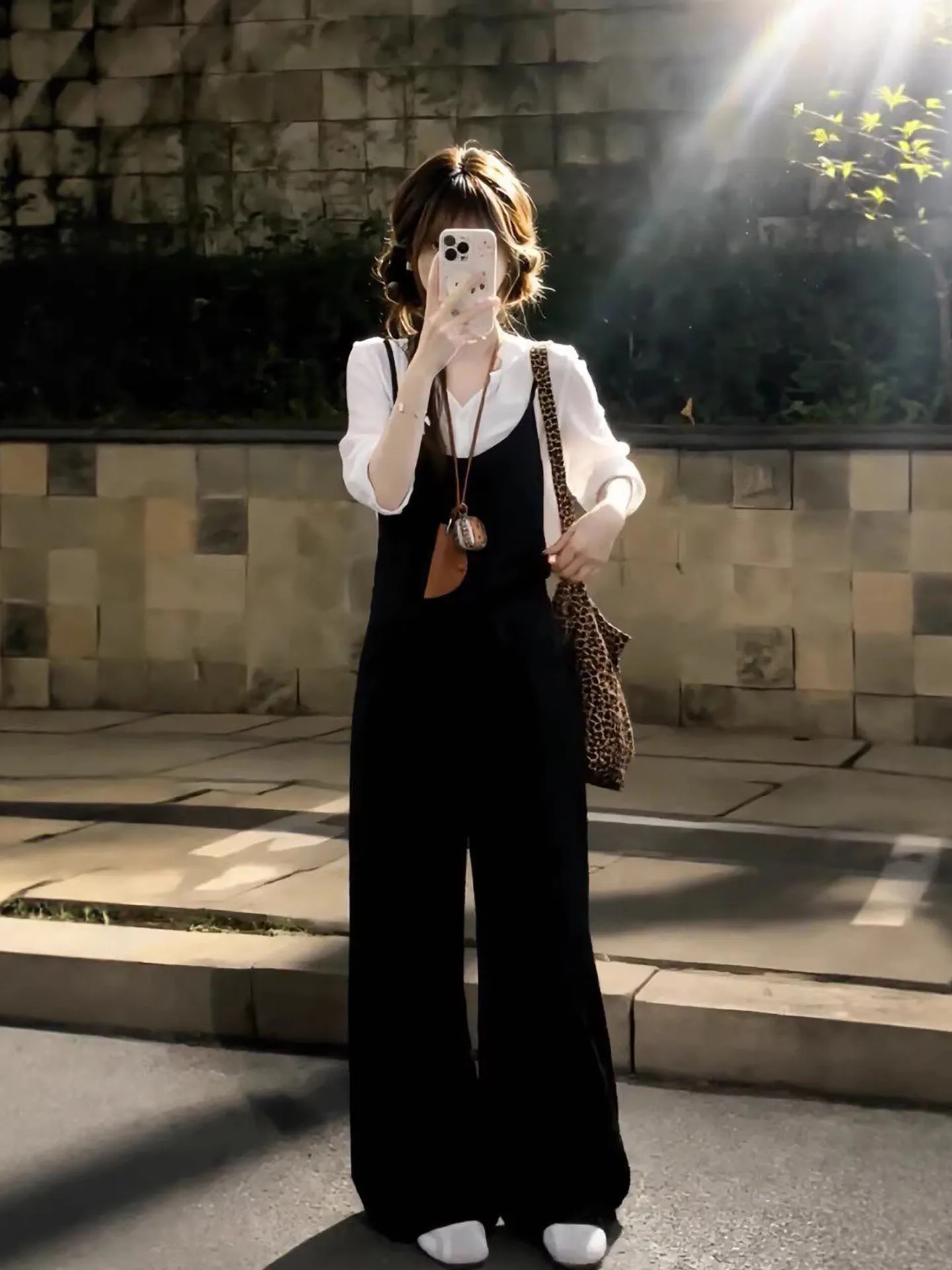 New Simple Soft Lazy Style White Shirt Top with Black Loose Overalls Two-Piece Set Women's Fashion Summer Outfit Casual Wear
New Simple Soft Lazy Style White Shirt Top with Black Loose Overalls Two-Piece Set Women's Fashion Summer Outfit Casual Wear