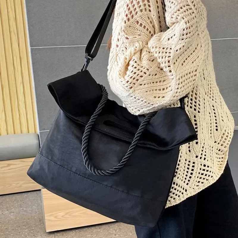 Nylon Oxford Cloth Bag Large Capacity Messenger Bag Single Shoulder Versatile Crossbody High-end Women's Bag 2024 Autumn New
Nylon Oxford Cloth Bag Large Capacity Messenger Bag Single Shoulder Versatile Crossbody High-end Women's Bag 2024 Autumn New