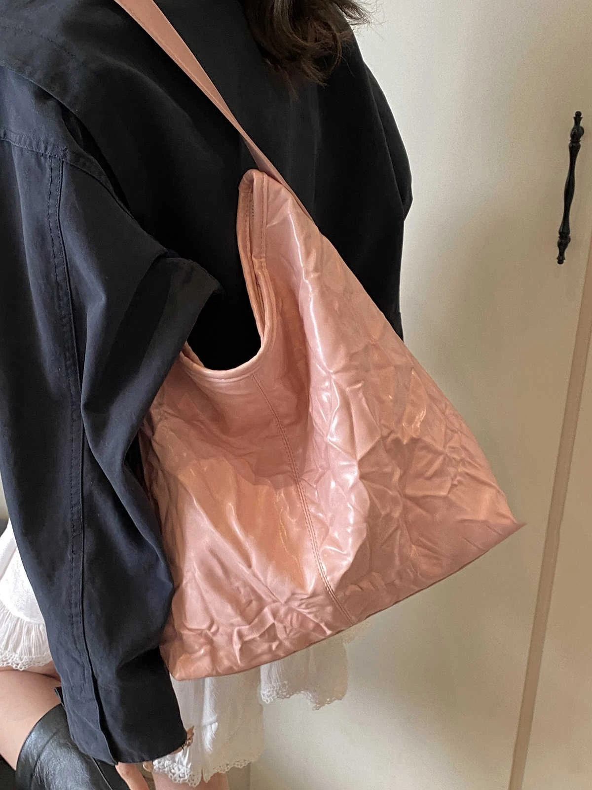 Women's Pleated Commuting Tote Bags Spring Fashion Large Capacity Shoulder Bag Female Texture Crossbody Bag
Women's Pleated Commuting Tote Bags Spring Fashion Large Capacity Shoulder Bag Female Texture Crossbody Bag