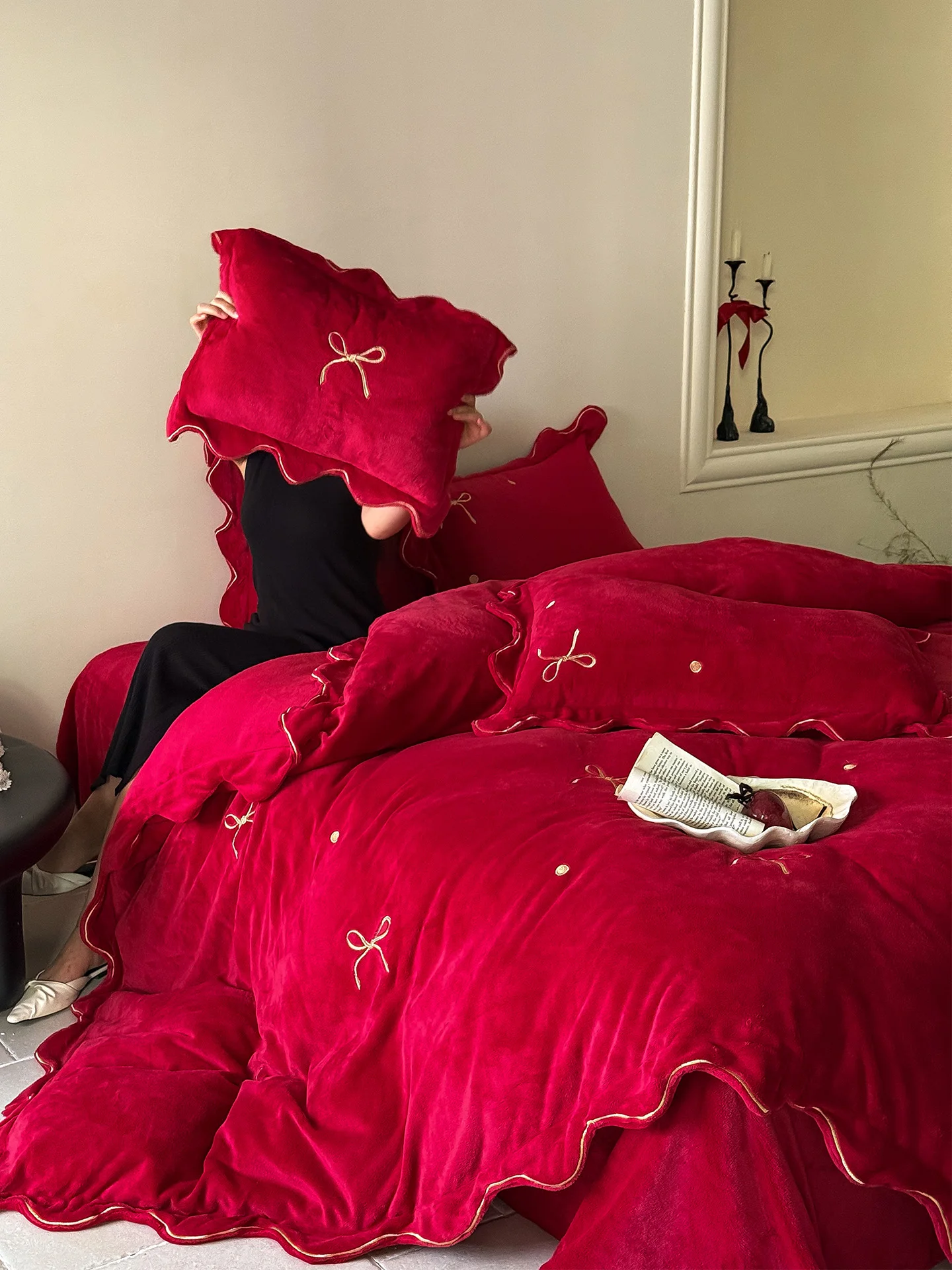 Fre Knot Embroidered Velvet Wedding Four-Piece Bedding Set Red Wedding Quilt Coverlet Bed eet Velvet Bedding
Fre Knot Embroidered Velvet Wedding Four-Piece Bedding Set Red Wedding Quilt Coverlet Bed eet Velvet Bedding