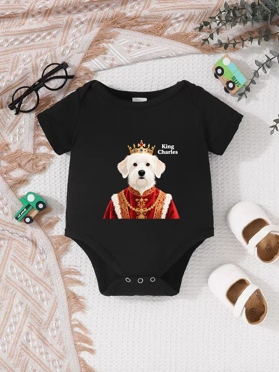 Playful letter-printed baby short-sleeve triangle bodysuit. Button closure for easy dressing
Playful letter-printed baby short-sleeve triangle bodysuit. Button closure for easy dressing
