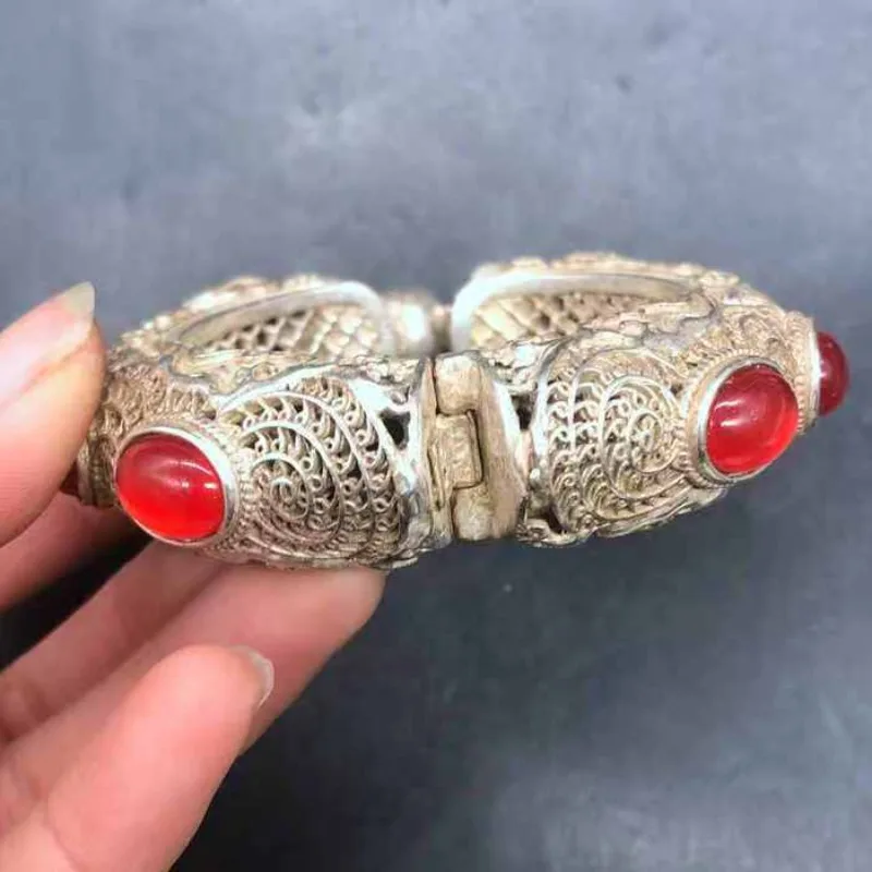 Classic hot selling handmade Tibetan silver inlaid jewelry bracelet as a birthday party gift for friends
Classic hot selling handmade Tibetan silver inlaid jewelry bracelet as a birthday party gift for friends