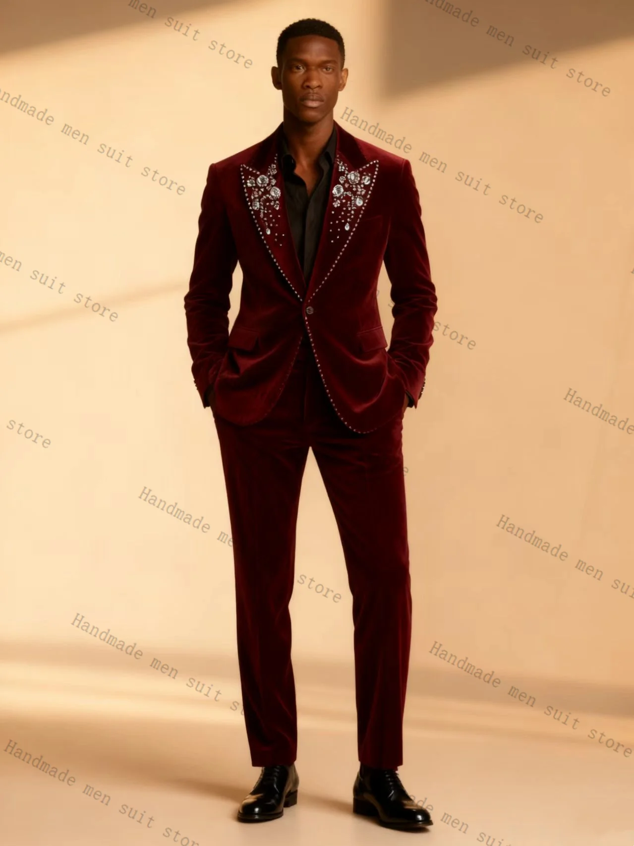 Бордовый вельветовый мужской костюм-двойка с кристаллами: пиджак и брюки. Идеально для выпускного, свадьбы, официальных мероприятий и офиса. Модный, на заказ.
Бордовый вельветовый мужской костюм-двойка с кристаллами: пиджак и брюки. Идеально для выпускного, свадьбы, официальных мероприятий и офиса. Модный, на заказ.