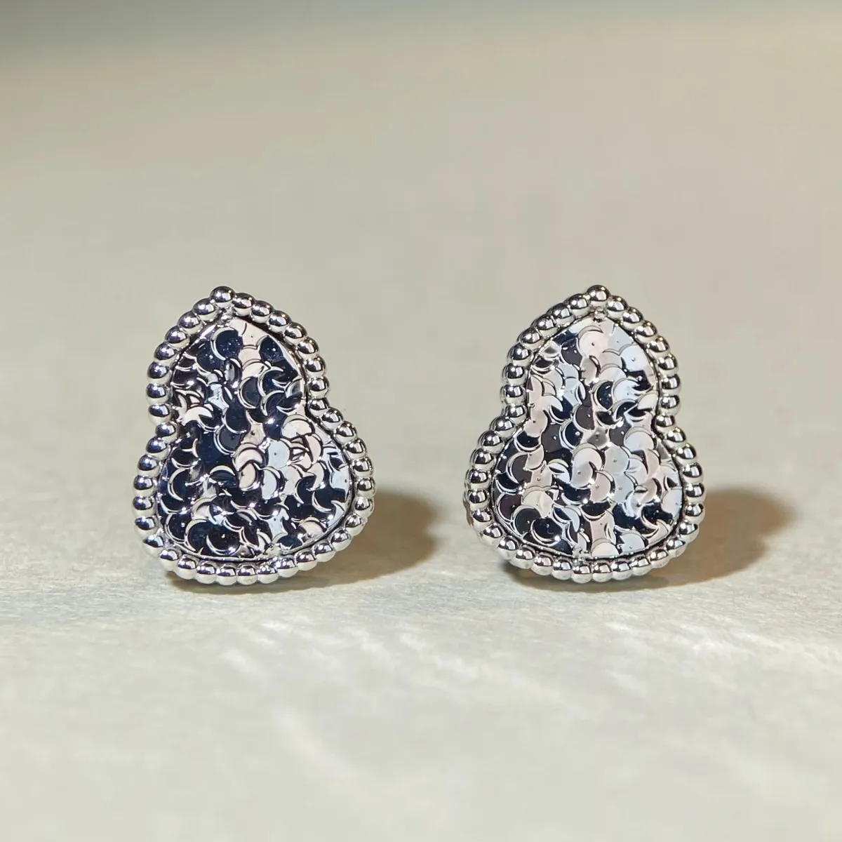 Crushed ice ice crystal hoop earrings for women, classic Chinese style, versatile and high-end, made of PT950 platinum.
Crushed ice ice crystal hoop earrings for women, classic Chinese style, versatile and high-end, made of PT950 platinum.