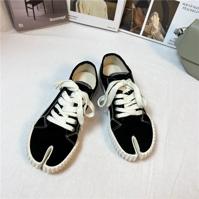 Fashion Women Split Toe Sneakers Japanese Style Canvas Shoes Casual Comfortable Flats Lightweight Walking Shoes Female Footwear
Fashion Women Split Toe Sneakers Japanese Style Canvas Shoes Casual Comfortable Flats Lightweight Walking Shoes Female Footwear