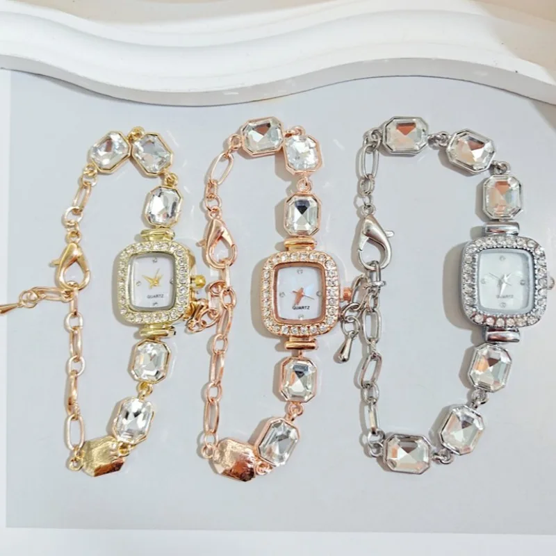 Элегантные прямоугольные кварцевые часы высокого уровня с браслетом, маленькие регулируемые женские наручные часы с сахарными стразами
Элегантные прямоугольные кварцевые часы высокого уровня с браслетом, маленькие регулируемые женские наручные часы с сахарными стразами
