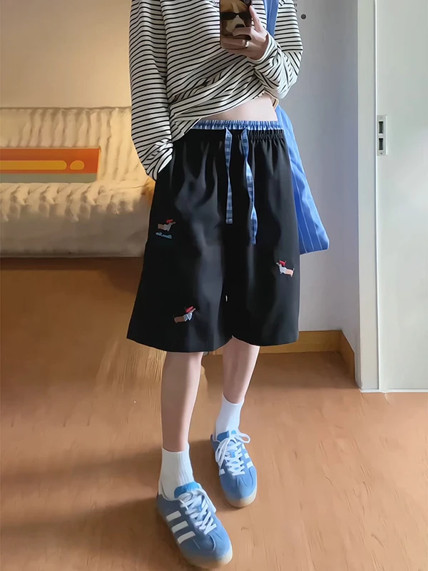 Повседневные вышитые спортивные шорты для мужчин, летняя уличная одежда, быстросохнущие, в стиле хип-хоп, американские, выше колена, длиной до середины икры...
Повседневные вышитые спортивные шорты для мужчин, летняя уличная одежда, быстросохнущие, в стиле хип-хоп, американские, выше колена, длиной до середины икры...