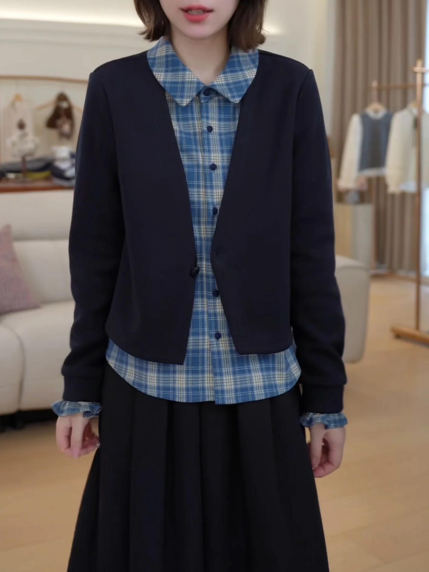 Свободный длинный кардиган с V-образным вырезом, вязаный, в корейском стиле, модный, женский, осенне-зимняя верхняя одежда, повседневный свободный топ
Свободный длинный кардиган с V-образным вырезом, вязаный, в корейском стиле, модный, женский, осенне-зимняя верхняя одежда, повседневный свободный топ