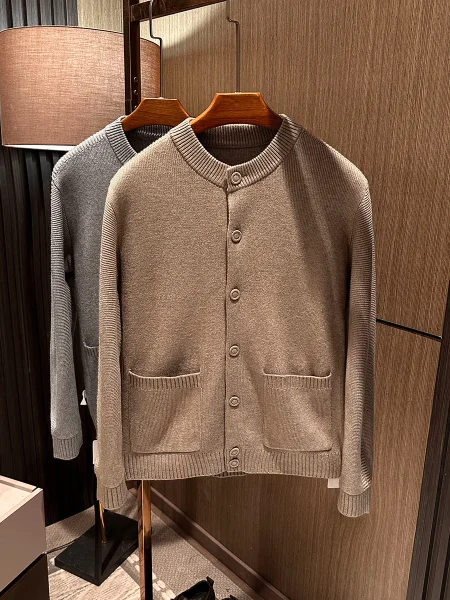 Men's Faionable Urban Knitted Sweater Pure Color Versatile Simple Design High End Woolen Coat Fall Winter Straight Cut Butt...
Men's Faionable Urban Knitted Sweater Pure Color Versatile Simple Design High End Woolen Coat Fall Winter Straight Cut Butt...