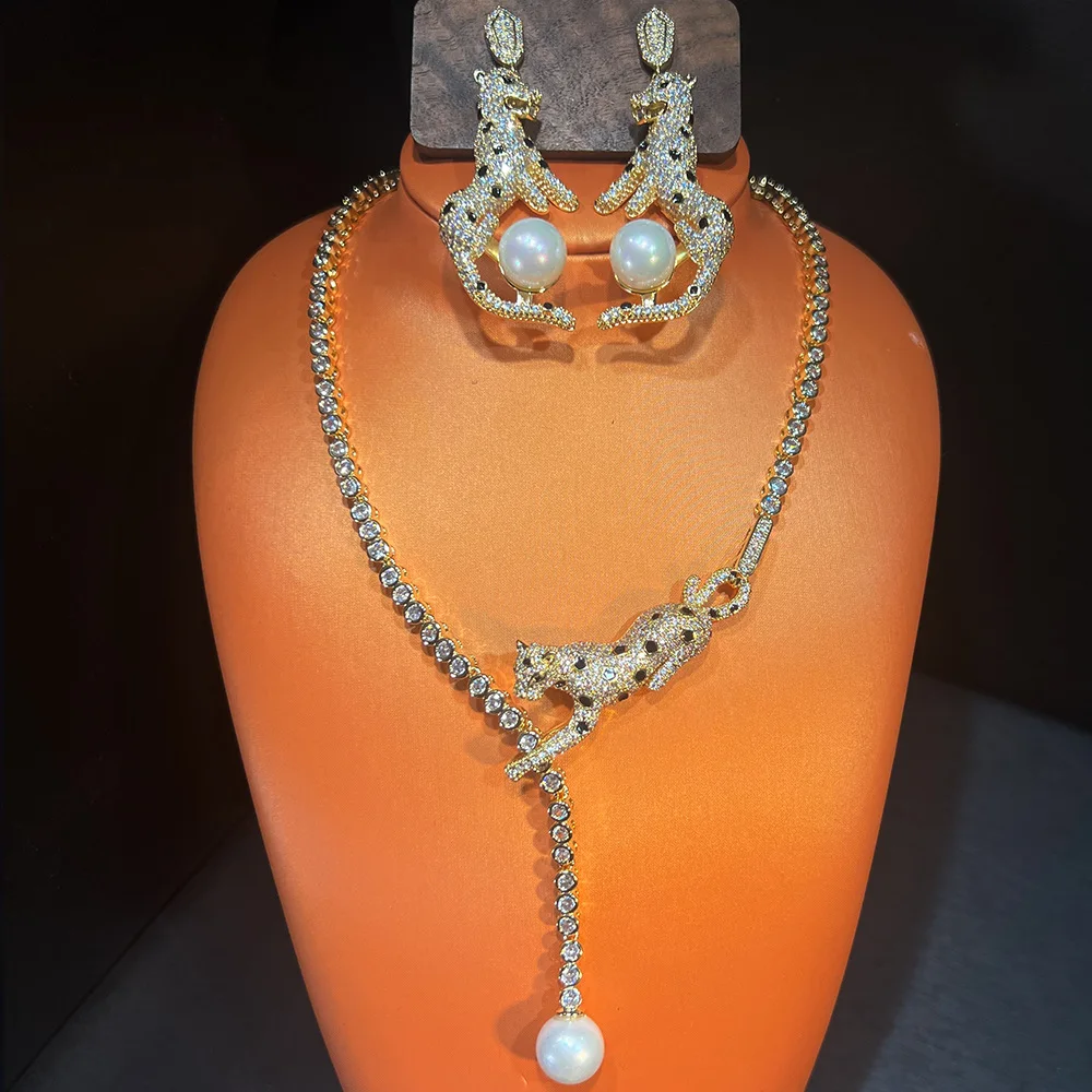 Роскошный комплект ювелирных изделий с леопардовым принтом, женские серьги-колье со стразами и жемчугом, дизайн животного, эффектные аксессуары для вечеринок
Роскошный комплект ювелирных изделий с леопардовым принтом, женские серьги-колье со стразами и жемчугом, дизайн животного, эффектные аксессуары для вечеринок