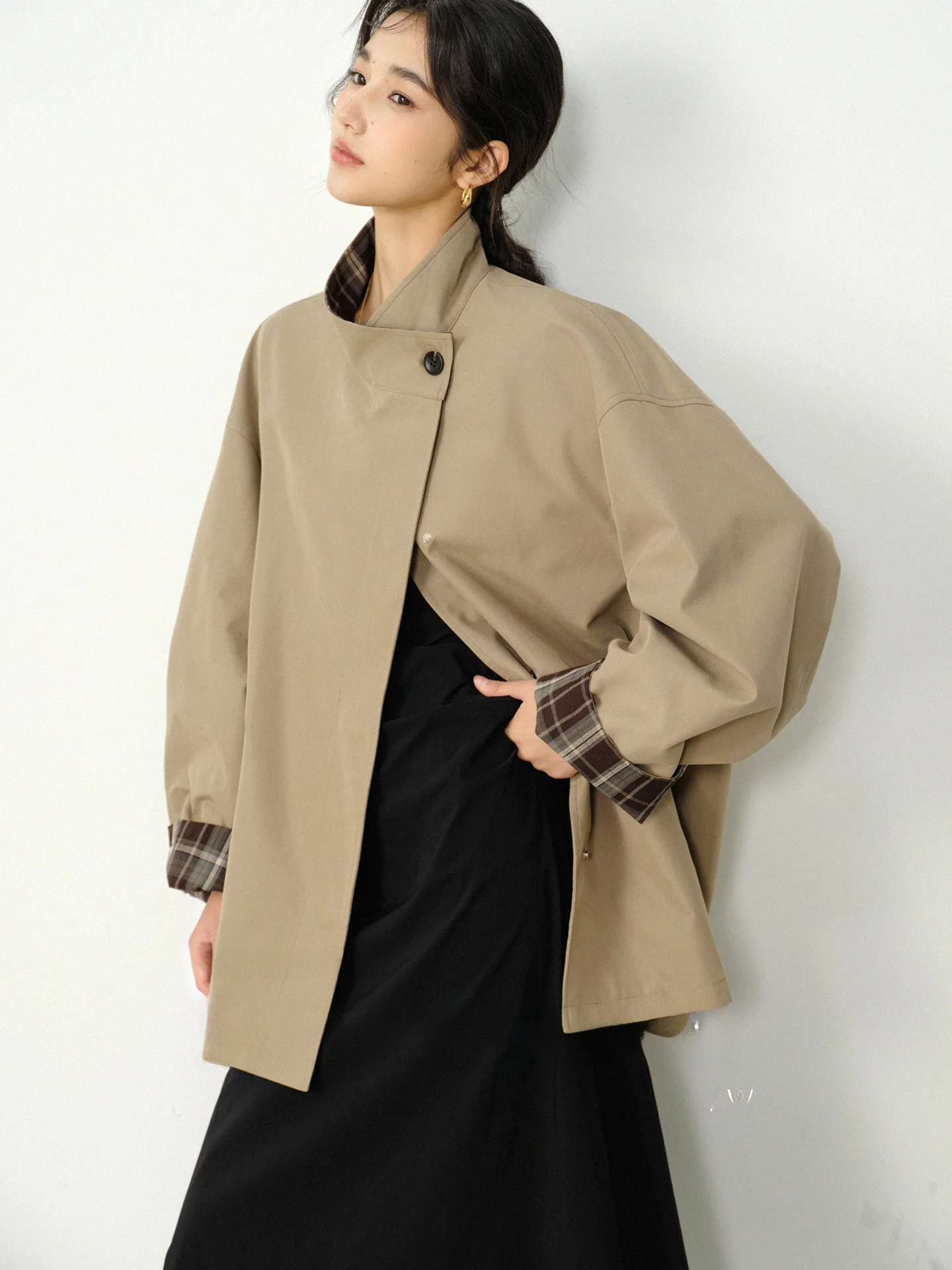 Женская свободная повседневная куртка Lazy Rabbit в клетку с воротником-стойкой, ветрозащитная, в стиле ретро, осенняя коллекция
Женская свободная повседневная куртка Lazy Rabbit в клетку с воротником-стойкой, ветрозащитная, в стиле ретро, осенняя коллекция