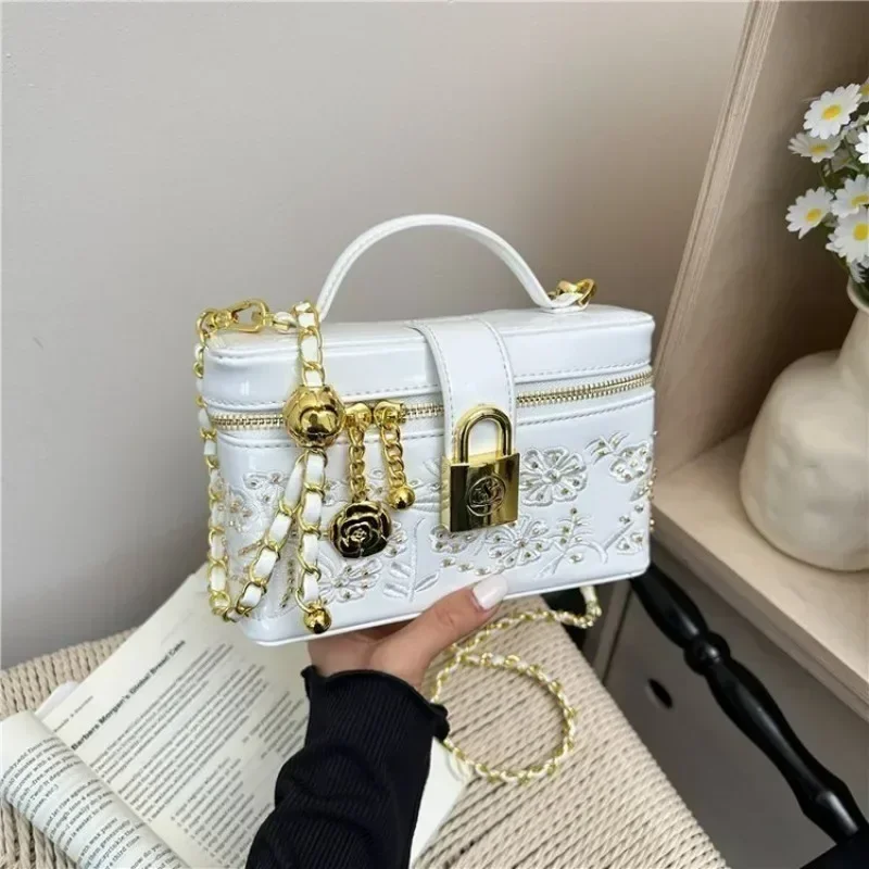 Elegant Designer Inspired Diaper Bag: Luxury Crossbody Messenger Bag For Women With Unique Style And Large Capacity Tote
Elegant Designer Inspired Diaper Bag: Luxury Crossbody Messenger Bag For Women With Unique Style And Large Capacity Tote