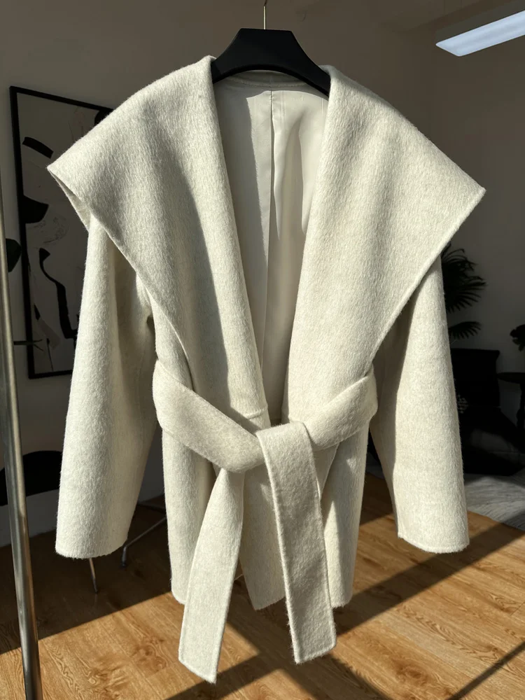 High-end Navy Collar Fashion Double-sided Wool Short Coat Women Casual Big Lapel Warm Belted Woolen Coat Loose Fit Autumn Winter
High-end Navy Collar Fashion Double-sided Wool Short Coat Women Casual Big Lapel Warm Belted Woolen Coat Loose Fit Autumn Winter