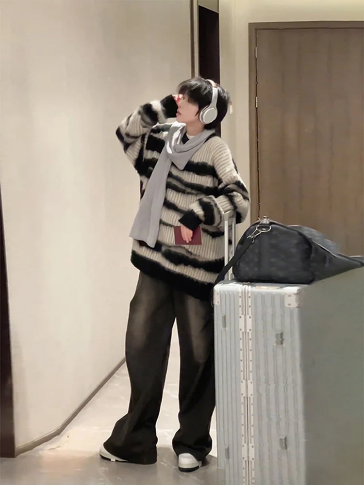 Мужской черно-белый полосатый свитер свободного кроя в американском стиле, вязаная верхняя одежда, модная городская осенне-зимняя повседневная модель
Мужской черно-белый полосатый свитер свободного кроя в американском стиле, вязаная верхняя одежда, модная городская осенне-зимняя повседневная модель