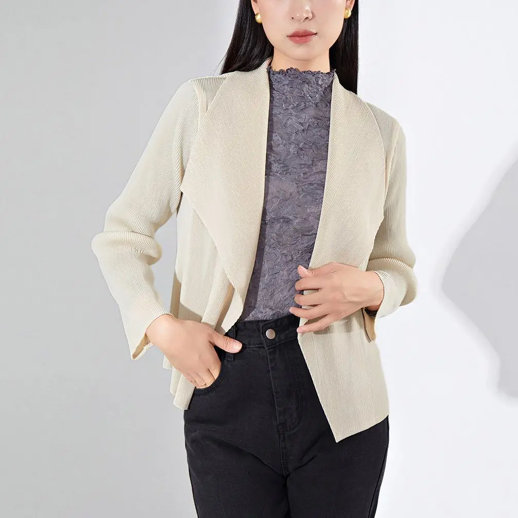 Women's Outerwear 2025 Summer New Style High-end Fashionable Pleated Versatile Three Bedroom Lapel Cardigan Solid Color Top
Women's Outerwear 2025 Summer New Style High-end Fashionable Pleated Versatile Three Bedroom Lapel Cardigan Solid Color Top