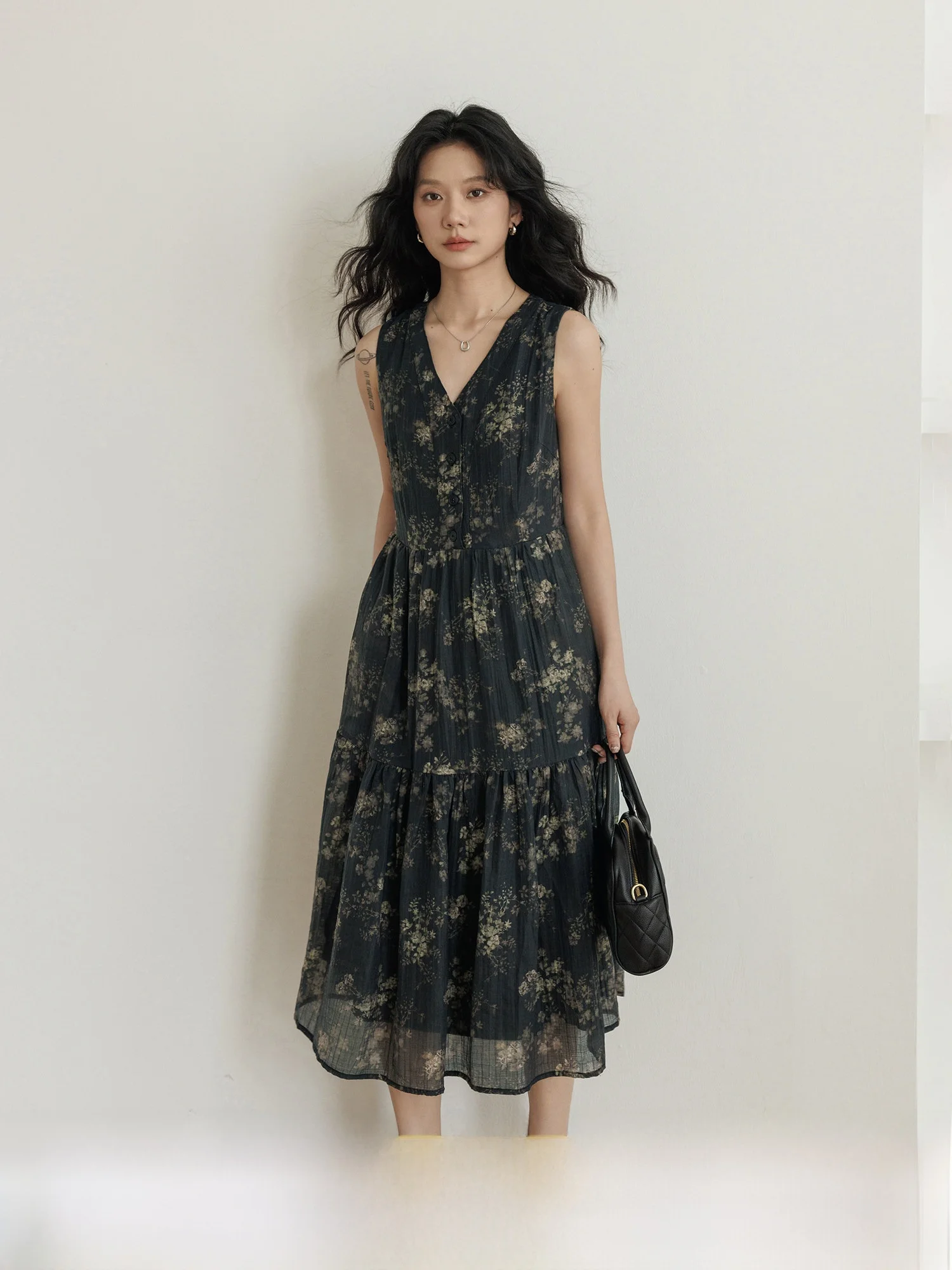 Summer V-Neck Sleeveless Dress Women's Vintage Print Lazy Vacation Long Skirt Casual Loose Waist A-Line Skirt
Summer V-Neck Sleeveless Dress Women's Vintage Print Lazy Vacation Long Skirt Casual Loose Waist A-Line Skirt