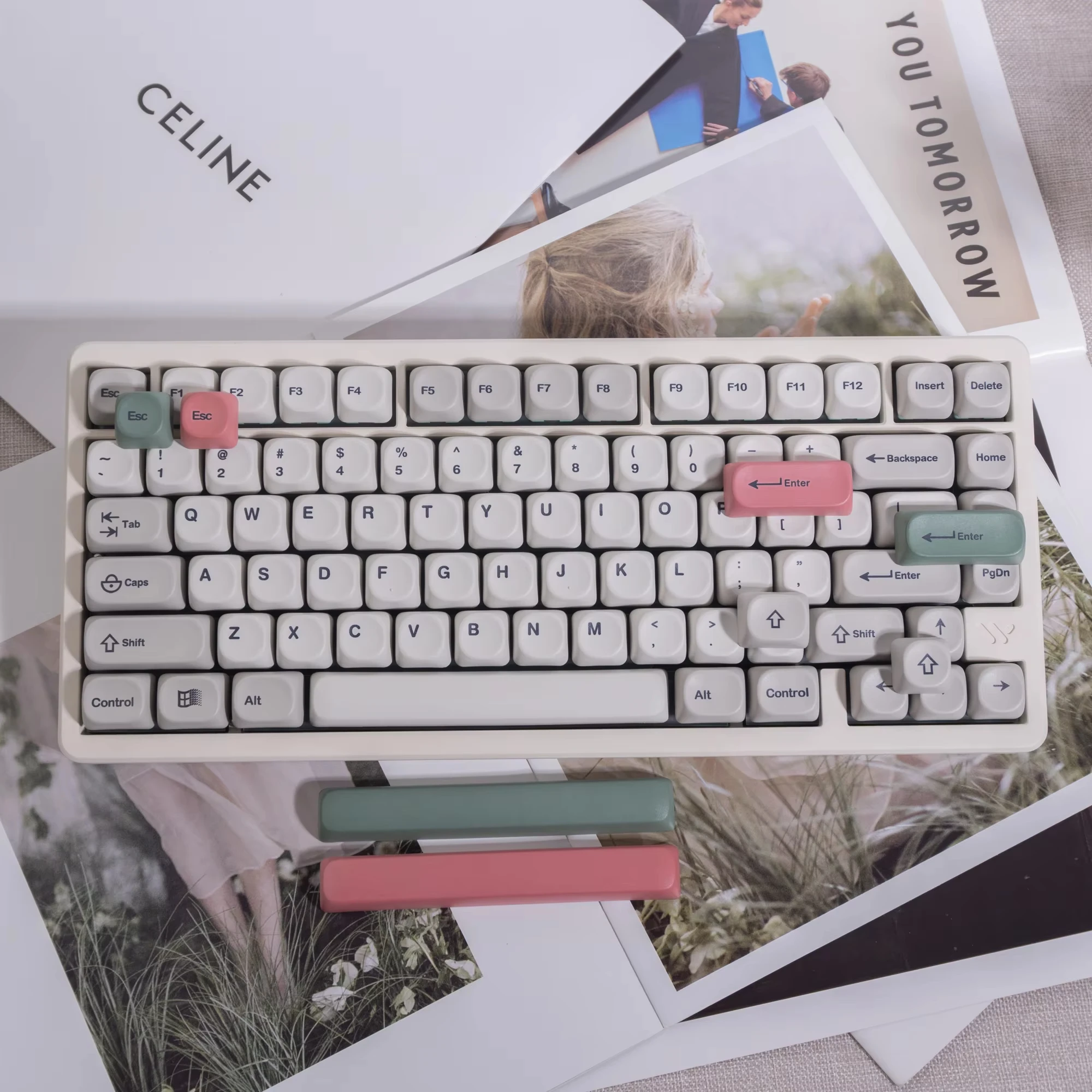 Колпачки для клавиш Womier Dye Sub PBT, 130 клавиш, серые ретро-серые колпачки для клавиш с профилем MOA 9009, механическая геймерская клавиатура Cherry MX Switches
Колпачки для клавиш Womier Dye Sub PBT, 130 клавиш, серые ретро-серые колпачки для клавиш с профилем MOA 9009, механическая геймерская клавиатура Cherry MX Switches