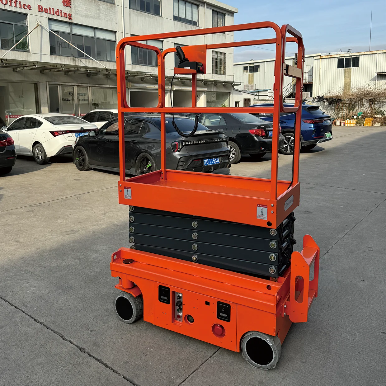 China Lift Platform 6m 8m 500kg Capacity Mobile Tracked Scissor Lift Platform Small Self-propelled Aerial Work Lifting Platform 
China Lift Platform 6m 8m 500kg Capacity Mobile Tracked Scissor Lift Platform Small Self-propelled Aerial Work Lifting Platform