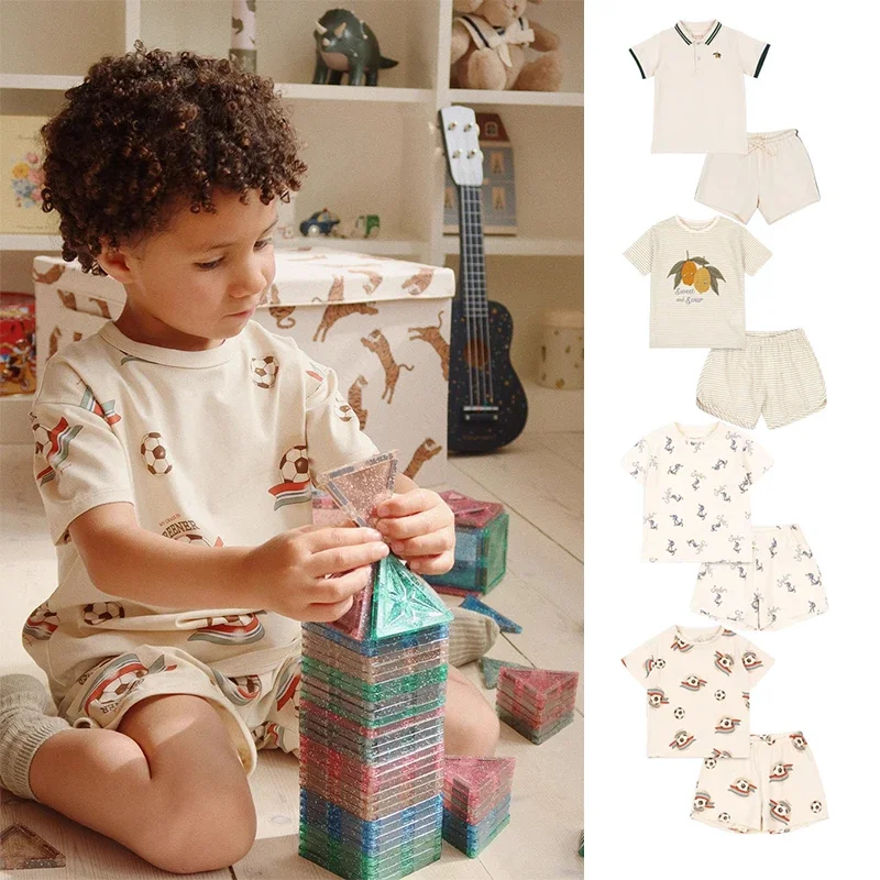 Детский костюм, новинка лета 25, топ в полоску с принтом для мальчиков, лимонные шорты с короткими рукавами для девочек, рубашка-поло, морской комплект на складе
Детский костюм, новинка лета 25, топ в полоску с принтом для мальчиков, лимонные шорты с короткими рукавами для девочек, рубашка-поло, морской комплект на складе