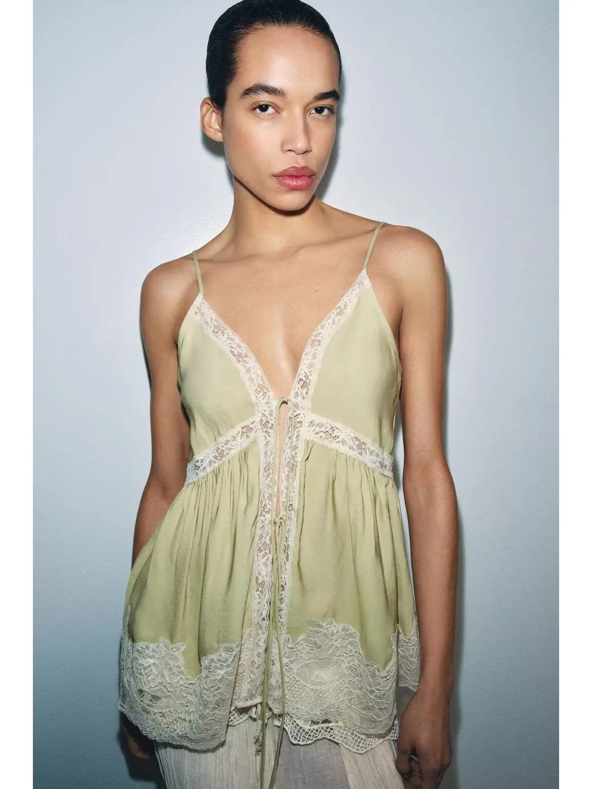 Romantic Elegant Lace Sleeveless Bra Style Top Women's New Summer Fashion Innerwear Inspired Classy Top for Young Women
Romantic Elegant Lace Sleeveless Bra Style Top Women's New Summer Fashion Innerwear Inspired Classy Top for Young Women