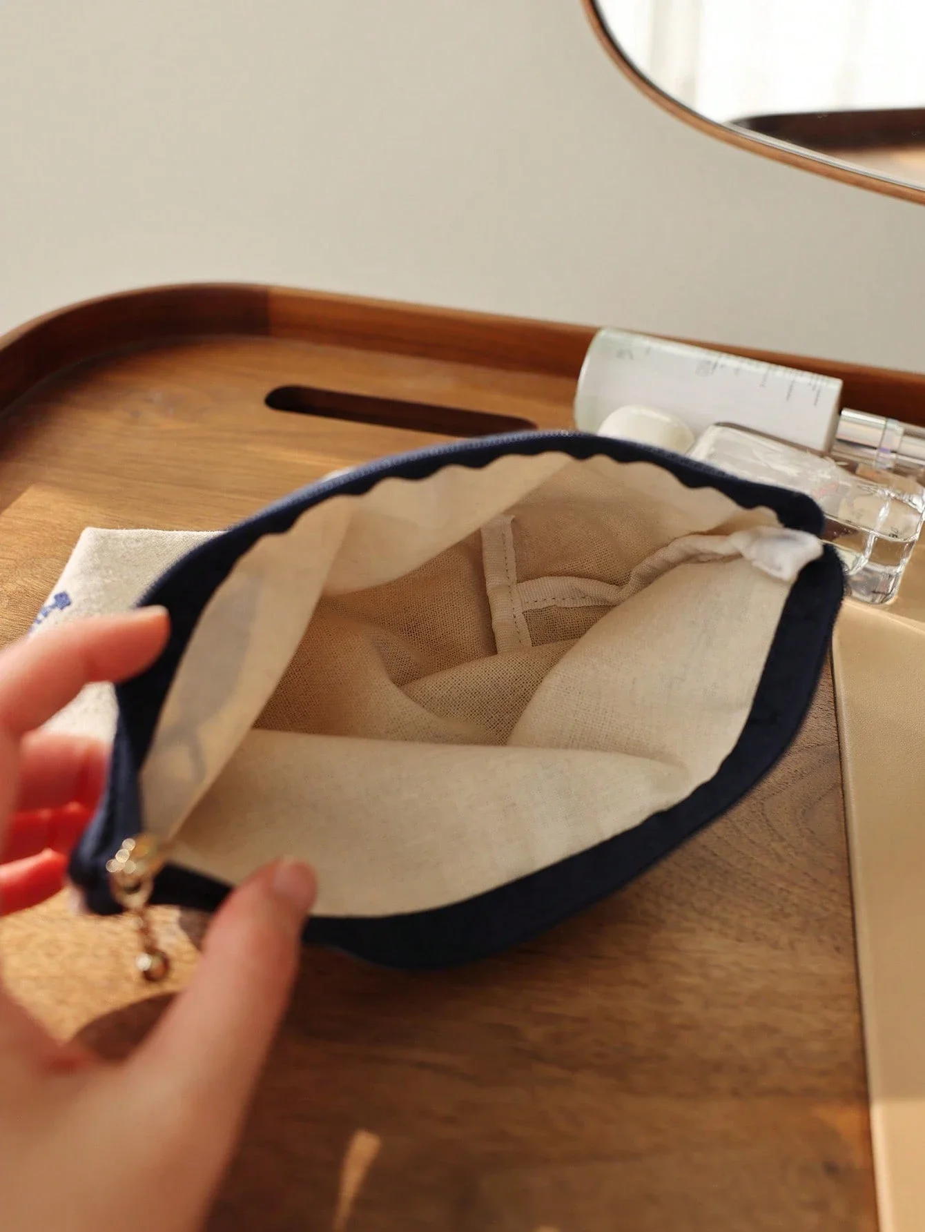 Embroidered Fish Pattern Cosmetic Bag Minimalist Japanese Style Travel Organizer Pouch
Embroidered Fish Pattern Cosmetic Bag Minimalist Japanese Style Travel Organizer Pouch