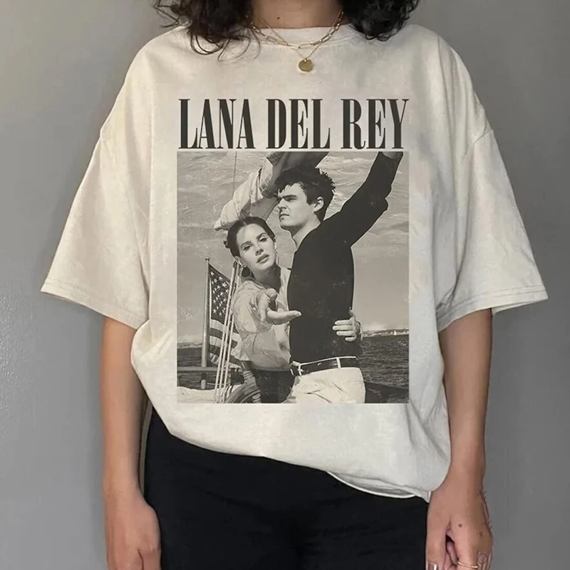 Lana Del Rey Albums Women's Faion T-irt Letter Print Ciwalk Stand Fit Cotton ort Sve round Ne Top
Lana Del Rey Albums Women's Faion T-irt Letter Print Ciwalk Stand Fit Cotton ort Sve round Ne Top